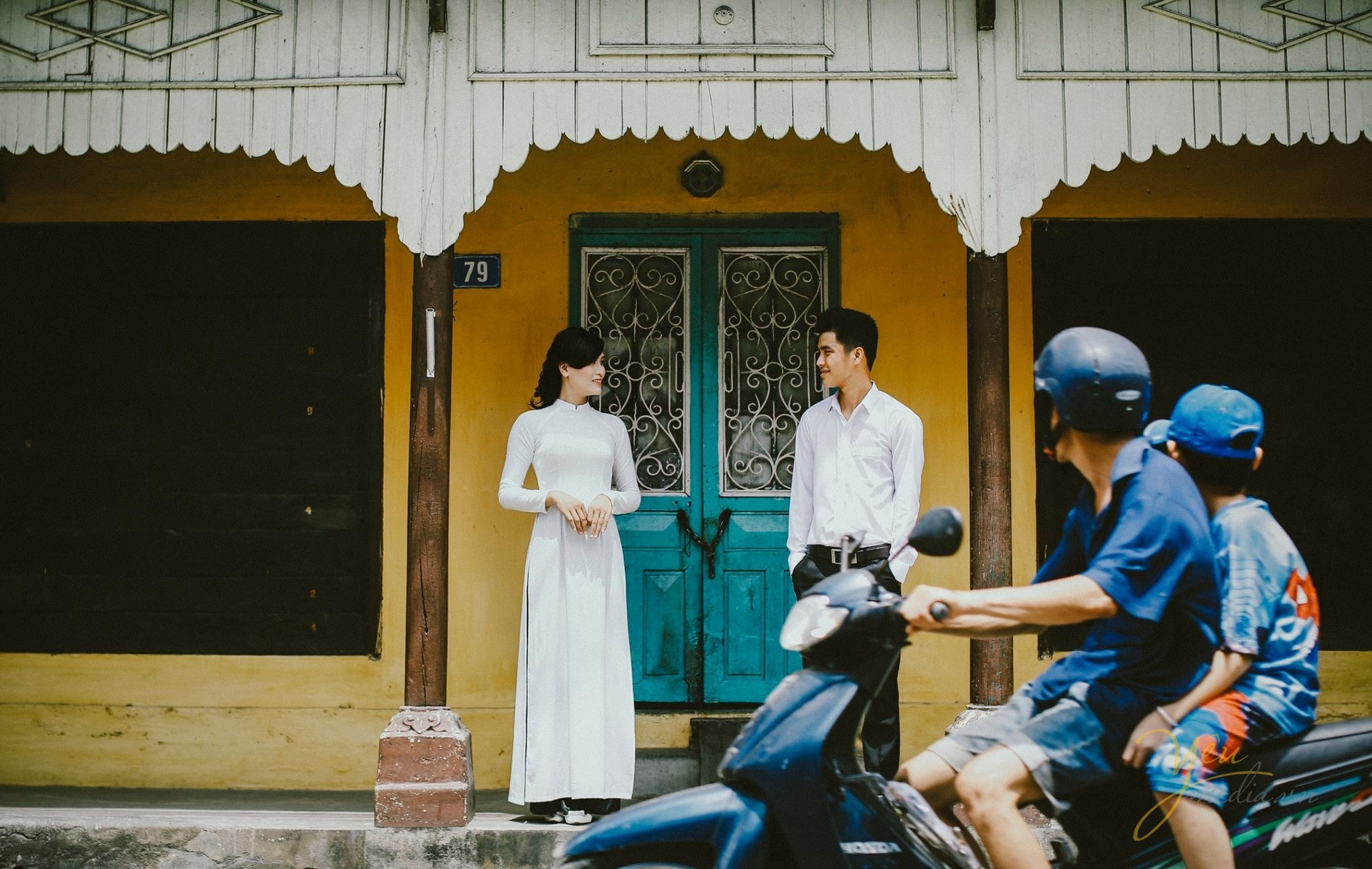 áo dài trắng tôn lên vẻ đẹp giản dị, mộc mạc cho cô dâu