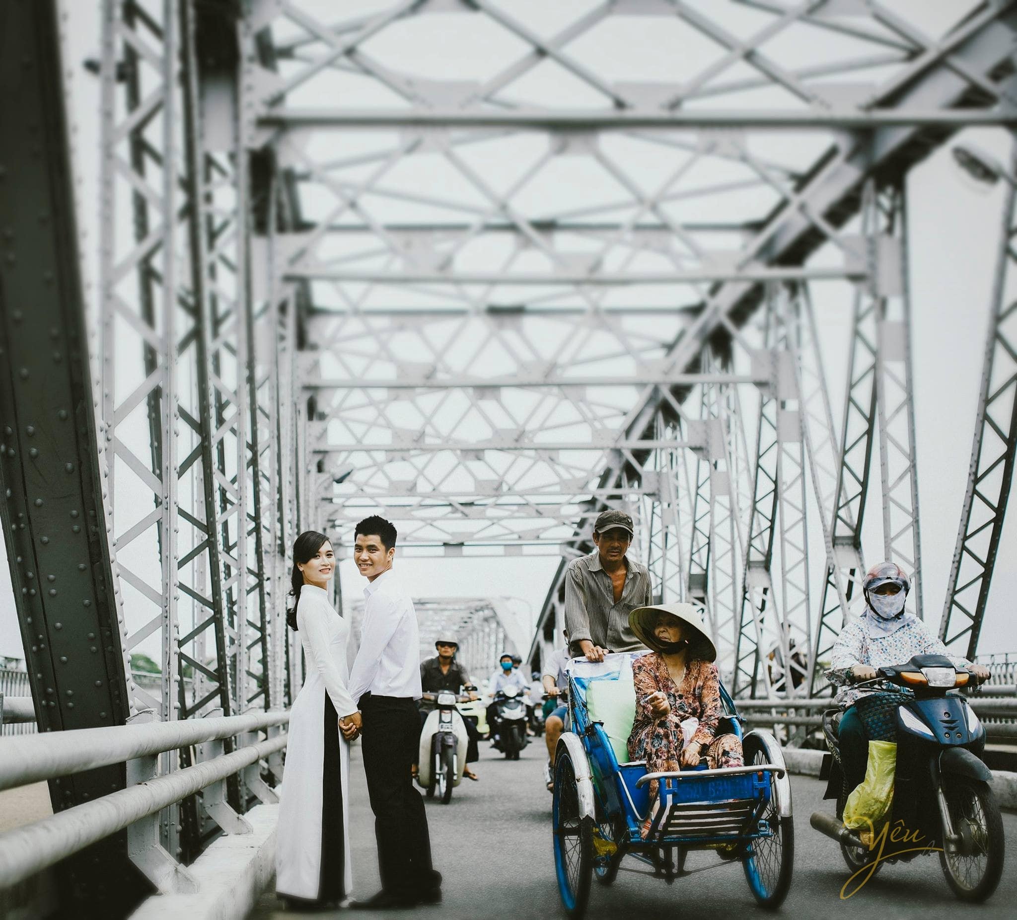 chụp ảnh cưới đẹp trên cầu Trường Tiền
