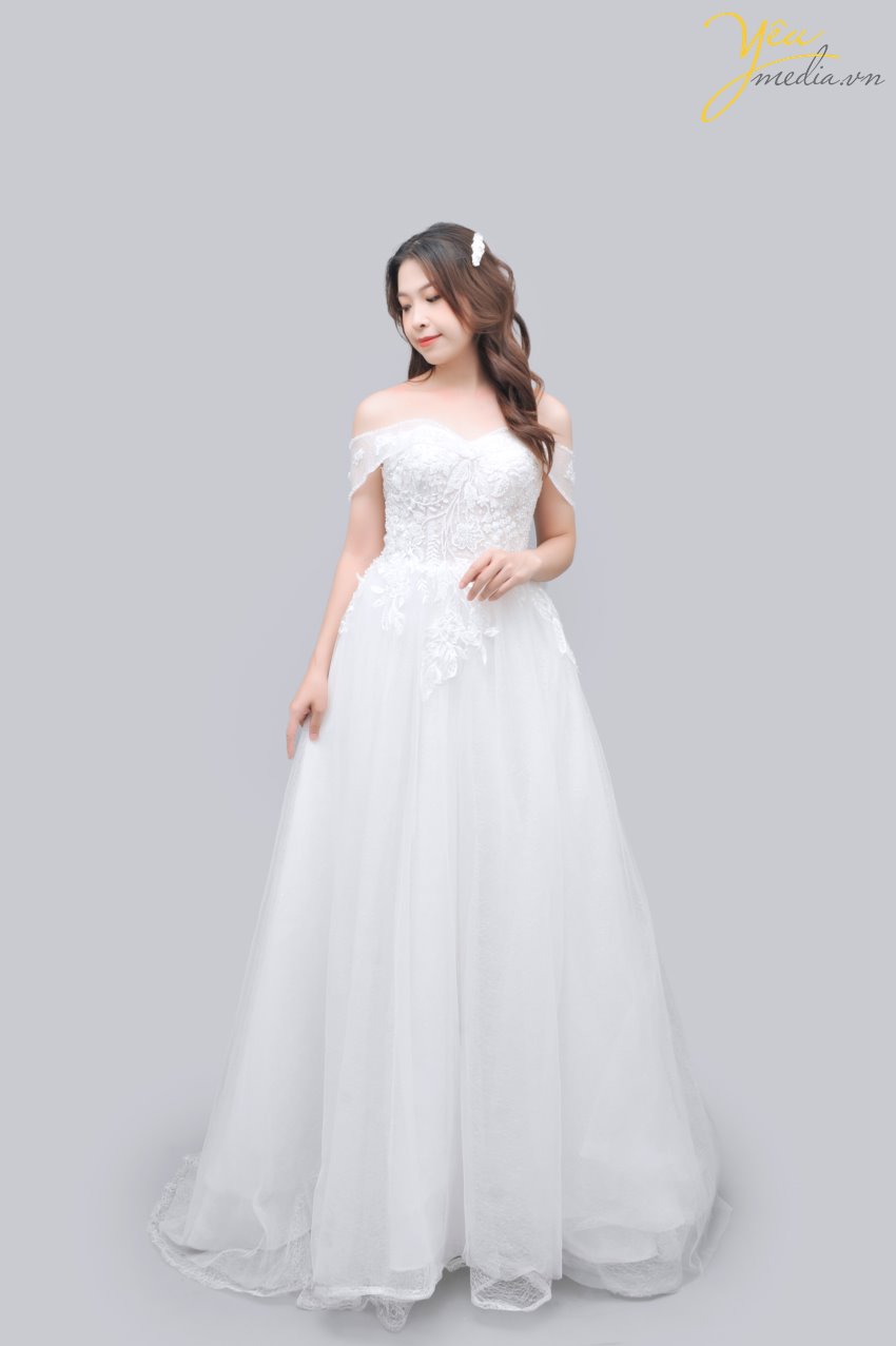 Đây là 1 trong những mẫu váy "best seller" và "best picked" của các cô dâu nhà Yêu media. Sự đơn giản trong thiết kế và sự cầu kì trong các chi tiết nhỏ khiến cô dâu nổi bật sự yêu kiều của mình trong bộ ảnh cưới cũng như khi tiến vào lễ đường.