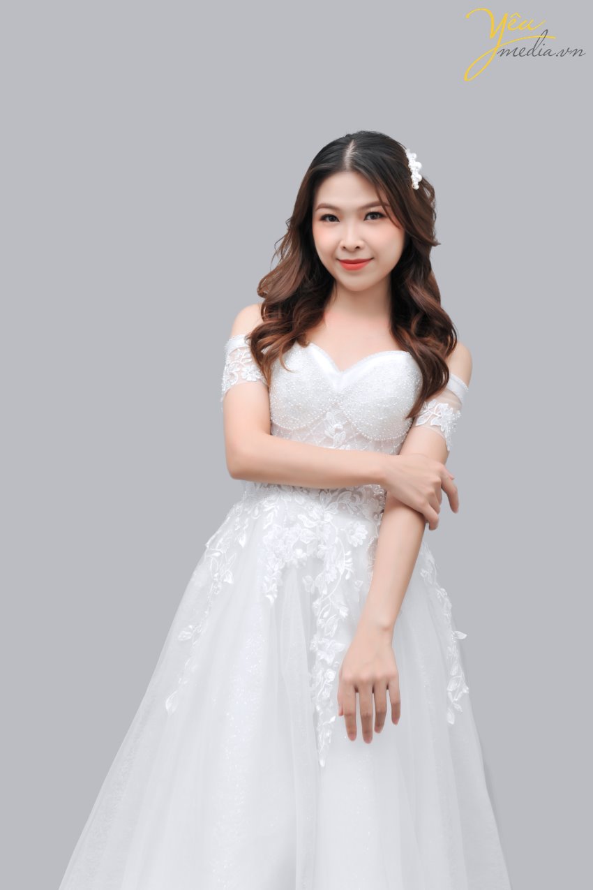 Váy cưới Lolita là mẫu váy cúp ngực có vai trễ, bó sát với phần thân cánh tay để tạo sự chắc chắn mỗi khi cô dâu bước vào lễ đường. Phần thiết kế nhẹ nhàng và tinh khiết này cũng giúp cho cô dâu nổi bật hơn, đi đứng nhẹ nhàng - dễ dàng hơn trong khi chụp ảnh cưới. 