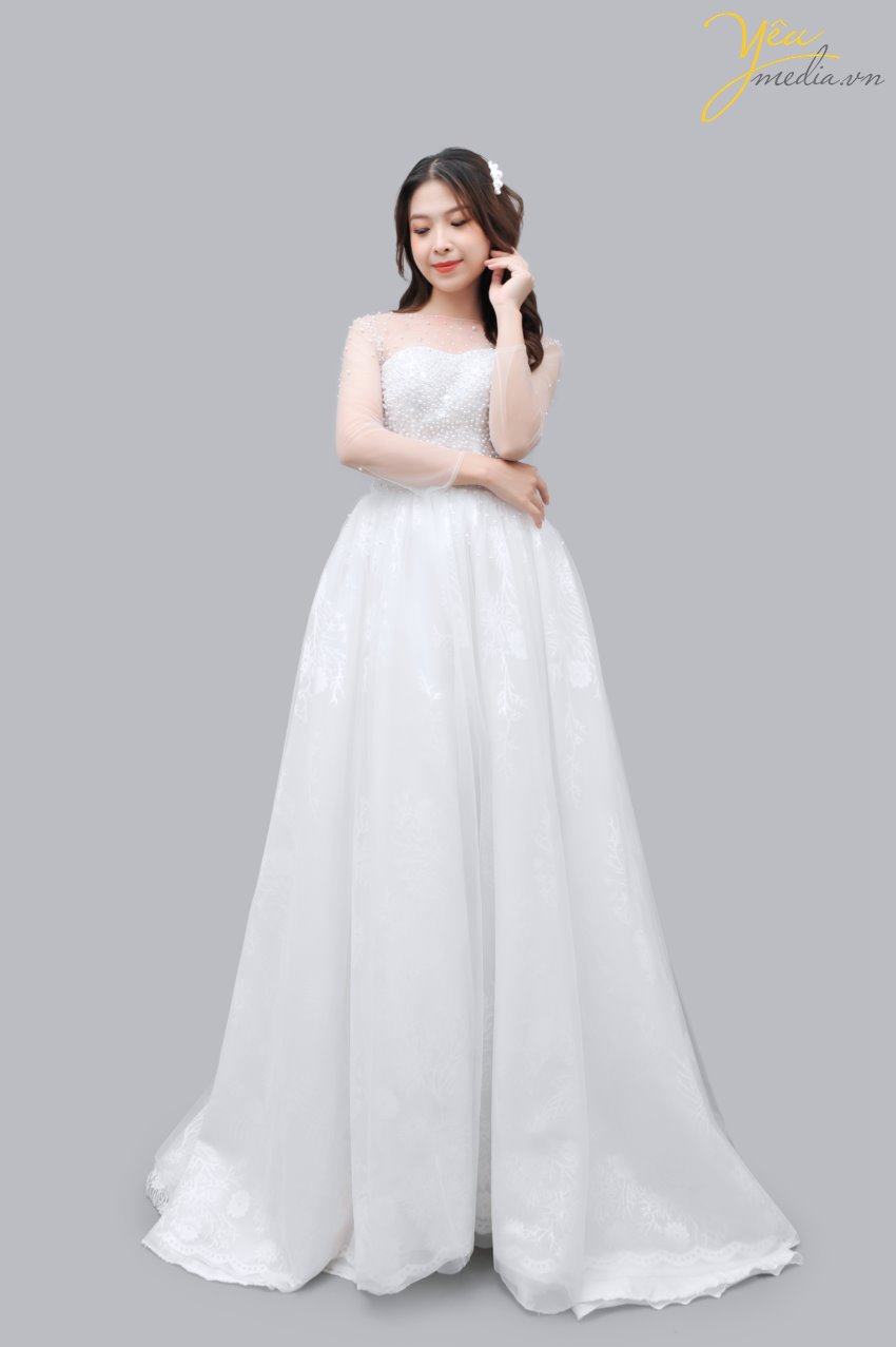 Váy cưới Sakura mang tên loài hoa anh đào của Nhật Bản - mang thiết kế đơn giản với tay dài, đính cườm trước thân và hoa chìm phía chân váy - là một trong những sự đột phá trong mùa cưới năm nay.