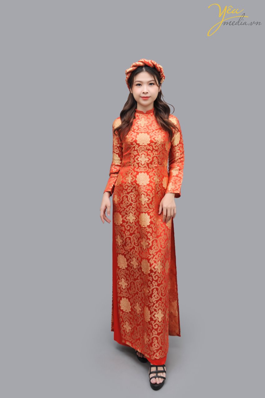 Mã áo dài nữ 57 là dạng áo dài truyền thống, chất liệu gấm sang trọng, màu sắc đỏ tươi với những hoa văn họa tiết Việt Nam, là một trong những sự lựa chọn hàng đầu của các cô dâu trong ngày ăn hỏi, hoặc trong những album chụp hình cưới truyền thống.