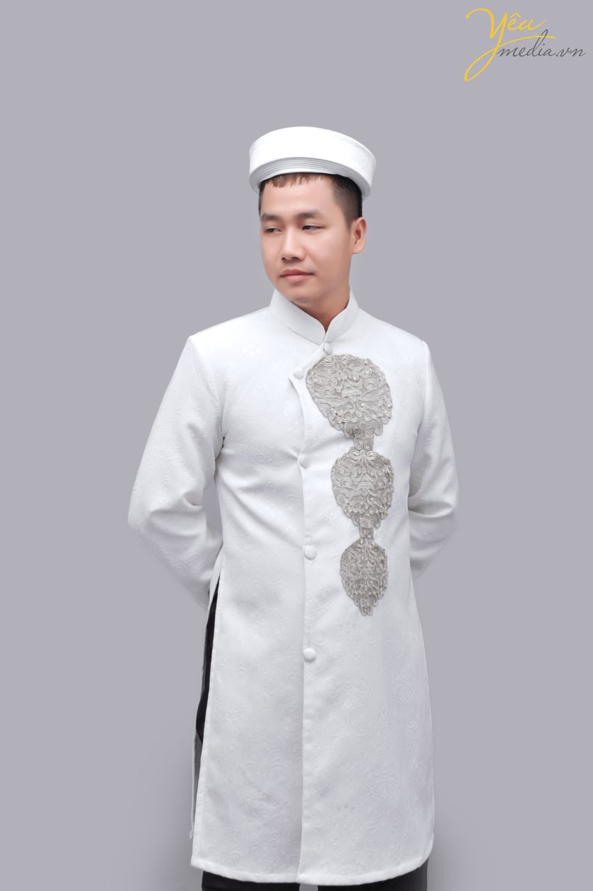 Áo dài nam 008 là một nửa của bộ áo dài gấm - áo dài đôi, phù hợp với trang phục ăn hỏi truyền thống của người Việt Nam. Bộ trang phục này rất đơn giản nhưng sang trọng, phù hợp với nhiều dịp như ăn hỏi, cưới xin, thậm chí có thể mặc chụp ảnh cưới, chụp ảnh kỷ yếu....