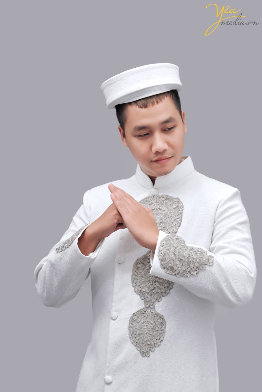 Áo dài nam 008 là một nửa của bộ áo dài gấm - áo dài đôi, phù hợp với trang phục ăn hỏi truyền thống của người Việt Nam. Bộ trang phục này rất đơn giản nhưng sang trọng, phù hợp với nhiều dịp như ăn hỏi, cưới xin, thậm chí có thể mặc chụp ảnh cưới, chụp ảnh kỷ yếu....