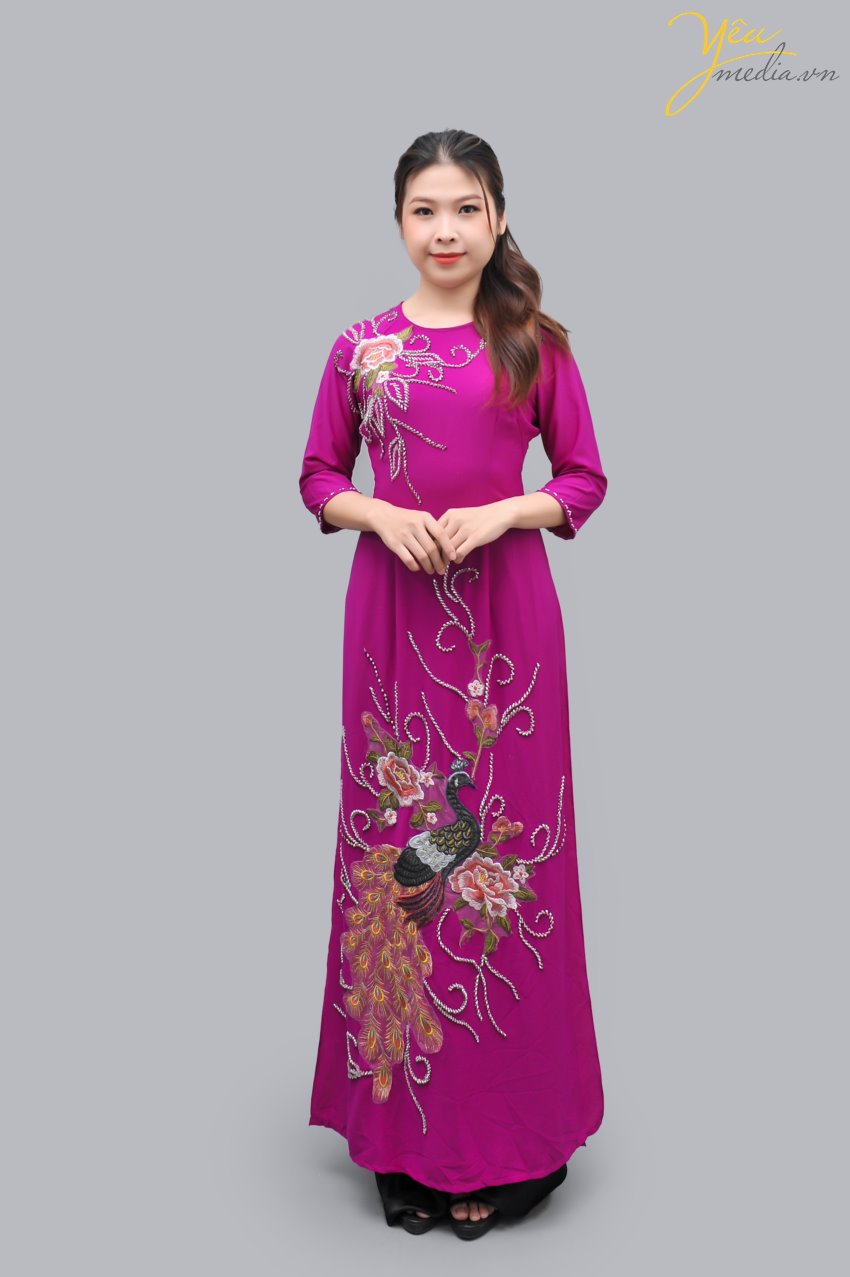 Áo dài màu Tím Huế mộng mơ mã số 59 là lựa chọn phù hợp cho những phụ nữ trung niên, muốn thuê áo dài chụp ảnh ở Văn Miếu, hồ Gươm, hay đi dự những sự kiện của cơ quan, phường xã, hoặc thậm chí có thể mặc trong những ngày trọng đại như lễ cưới của con mình.