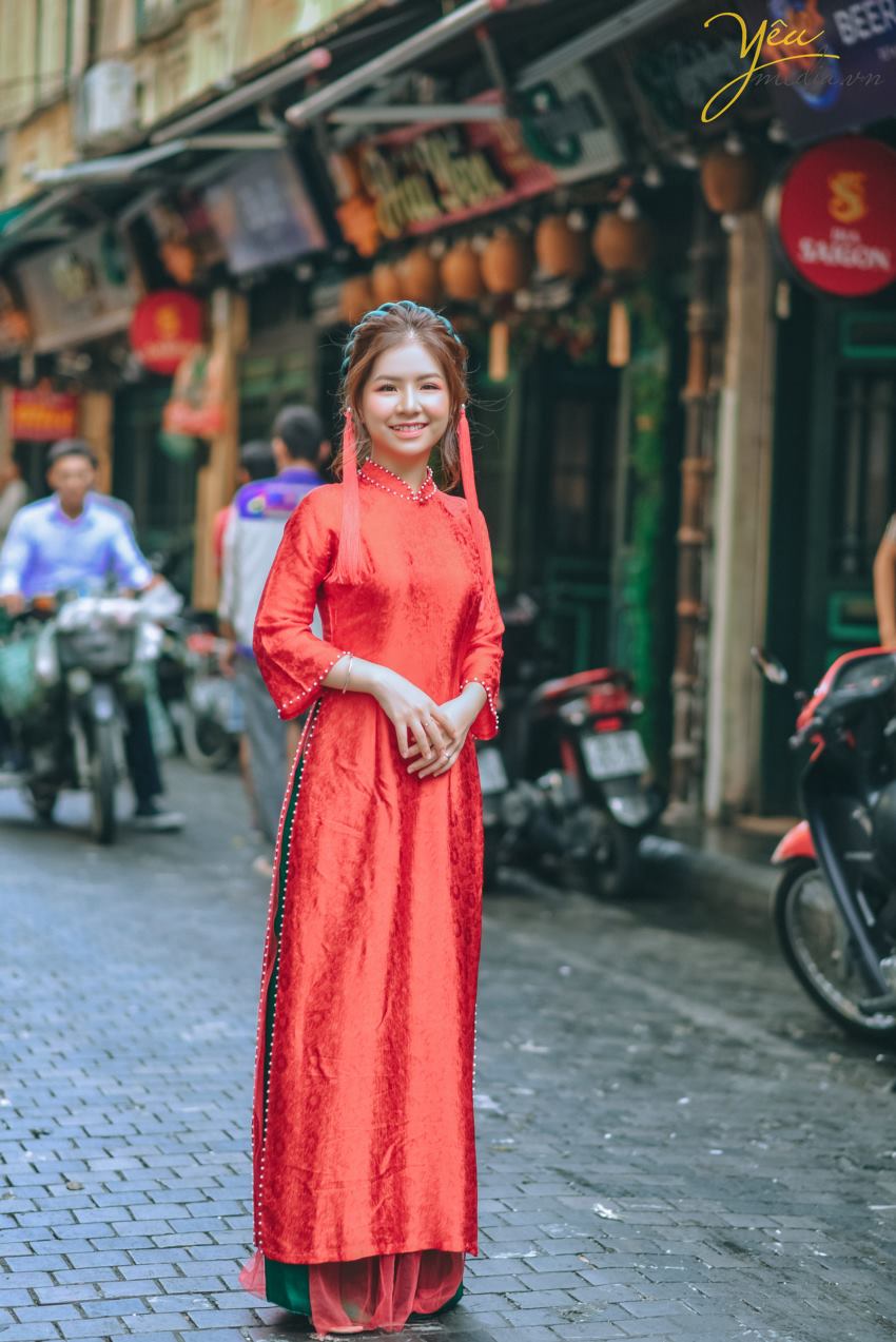 Mùa thu được xem là mùa của những yêu thương, của những phút giây tĩnh lặng trong tâm hồn để cảm nhận sự thay đổi tinh tế của đất trời. Để làm nên một mùa thu trọn vẹn thì không thể thiếu được hình ảnh những cặp đôi trong chiếc áo vest sang trọng, trong chiếc vay trắng tinh khôi tươi cười hạnh phúc trên những con phố. Mùa thu đẹp là thế, có nhiều địa điểm say lòng người đến thế nhưng lại khiến những cặp đôi chụp ảnh cưới băn khoăn mùa thu nên chụp ảnh cưới ở đâu đẹp. Có quá nhiều gợi ý mà Yêu Media muốn giới thiệu cho bạn biết ngay. Nhưng trong giới hạn bài viết hôm nay, chúng tôi sẽ gửi tới bạn bộ ảnh cưới mà cặp đôi khách hàng Tuấn - Sương đã lựa chọn.