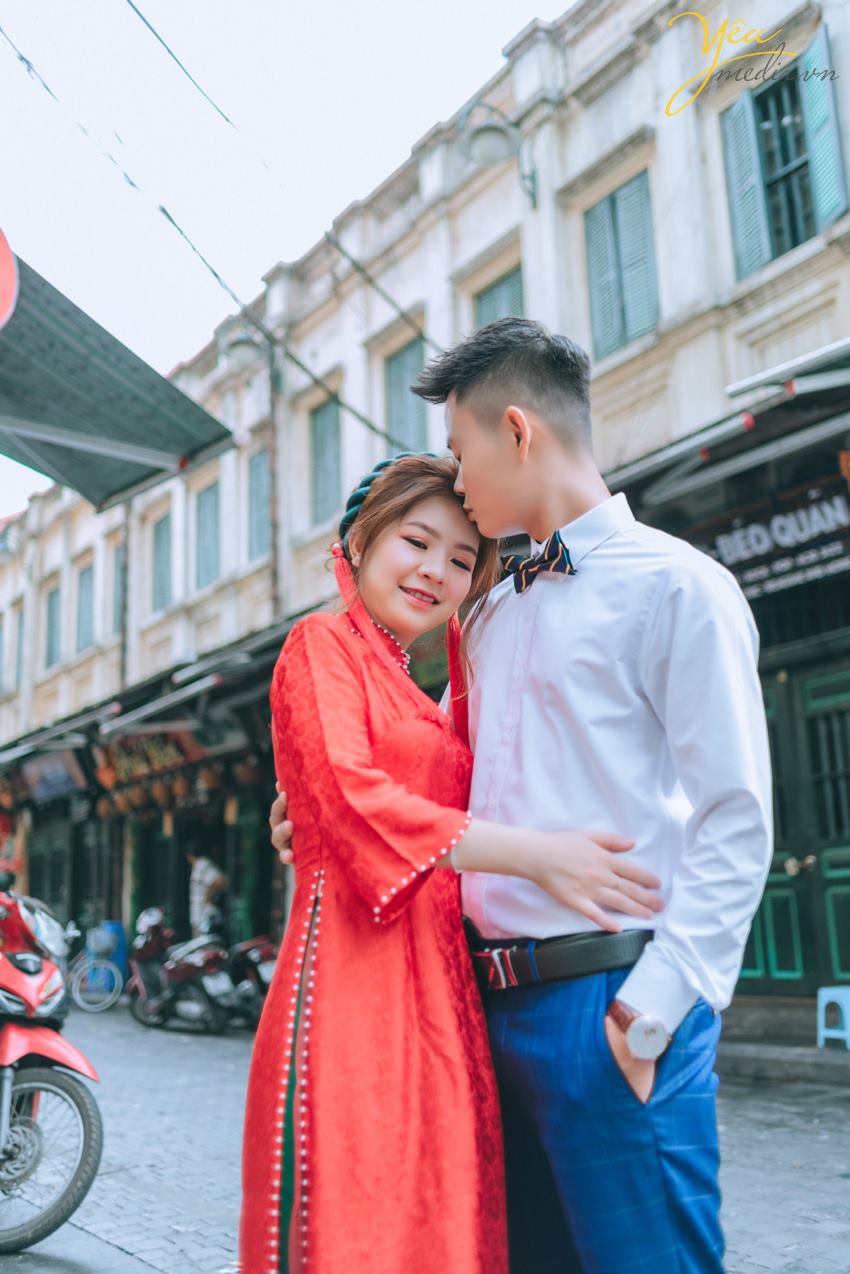 Mùa thu đẹp là thế, có nhiều địa điểm say lòng người đến thế nhưng lại khiến những cặp đôi chụp ảnh cưới băn khoăn mùa thu nên chụp ảnh cưới ở đâu đẹp. Có quá nhiều gợi ý mà Yêu Media muốn giới thiệu cho bạn biết ngay. Nhưng trong giới hạn bài viết hôm nay, chúng tôi sẽ gửi tới bạn bộ ảnh cưới mà cặp đôi khách hàng Tuấn - Sương đã lựa chọn. Ngoài ra để tìm hiểu các địa điểm chụp ảnh cưới khác của Hà Nội cũng như toàn quốc, bạn có thể ấn vào đường link này của chúng tôi để tìm hiểu chi tiết. Nếu có bất kỳ câu hỏi nào, đừng ngần ngại nhấc máy và gọi tới số hotline của Yêu Media nhé!