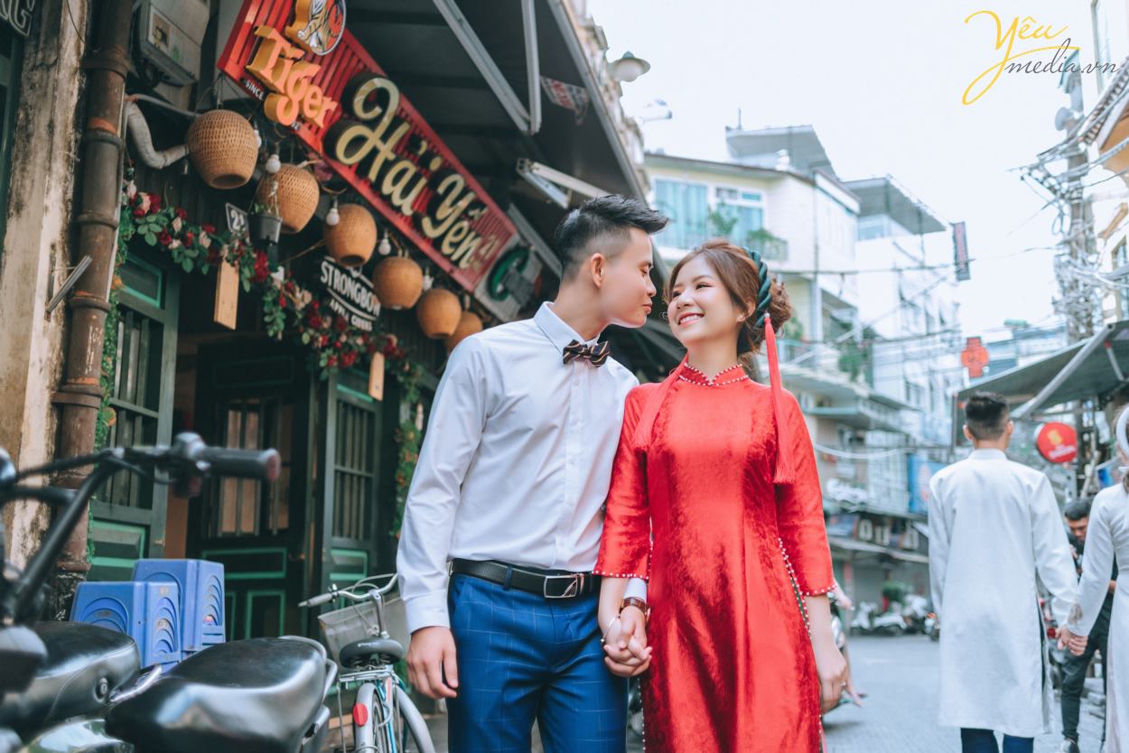 Mùa thu đẹp là thế, có nhiều địa điểm say lòng người đến thế nhưng lại khiến những cặp đôi chụp ảnh cưới băn khoăn mùa thu nên chụp ảnh cưới ở đâu đẹp. Có quá nhiều gợi ý mà Yêu Media muốn giới thiệu cho bạn biết ngay. Nhưng trong giới hạn bài viết hôm nay, chúng tôi sẽ gửi tới bạn bộ ảnh cưới mà cặp đôi khách hàng Tuấn - Sương đã lựa chọn. Ngoài ra để tìm hiểu các địa điểm chụp ảnh cưới khác của Hà Nội cũng như toàn quốc, bạn có thể ấn vào đường link này của chúng tôi để tìm hiểu chi tiết. Nếu có bất kỳ câu hỏi nào, đừng ngần ngại nhấc máy và gọi tới số hotline của Yêu Media nhé!