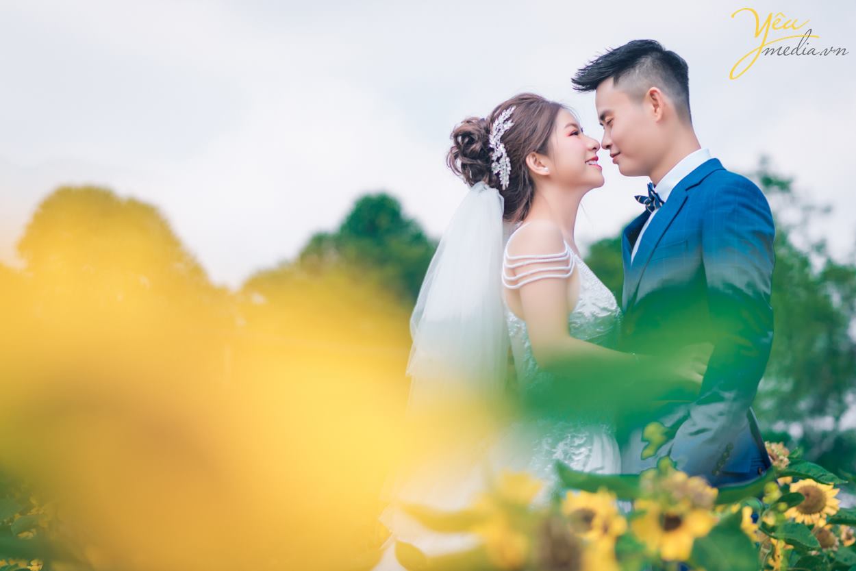 Mùa thu đẹp là thế, có nhiều địa điểm say lòng người đến thế nhưng lại khiến những cặp đôi chụp ảnh cưới băn khoăn mùa thu nên chụp ảnh cưới ở đâu đẹp. Có quá nhiều gợi ý mà Yêu Media muốn giới thiệu cho bạn biết ngay. Nhưng trong giới hạn bài viết hôm nay, chúng tôi sẽ gửi tới bạn bộ ảnh cưới mà cặp đôi khách hàng Tuấn - Sương đã lựa chọn. Ngoài ra để tìm hiểu các địa điểm chụp ảnh cưới khác của Hà Nội cũng như toàn quốc, bạn có thể ấn vào đường link này của chúng tôi để tìm hiểu chi tiết. Nếu có bất kỳ câu hỏi nào, đừng ngần ngại nhấc máy và gọi tới số hotline của Yêu Media nhé!