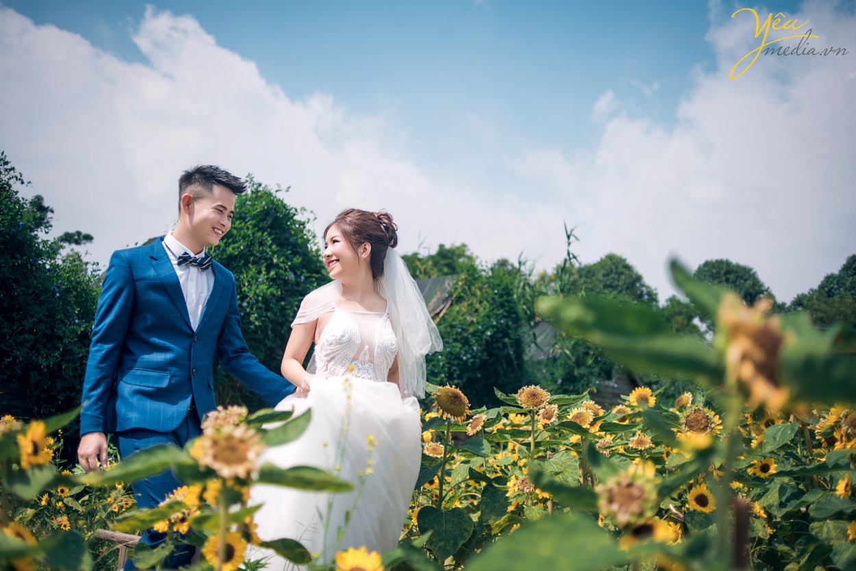 Mùa thu đẹp là thế, có nhiều địa điểm say lòng người đến thế nhưng lại khiến những cặp đôi chụp ảnh cưới băn khoăn mùa thu nên chụp ảnh cưới ở đâu đẹp. Có quá nhiều gợi ý mà Yêu Media muốn giới thiệu cho bạn biết ngay. Nhưng trong giới hạn bài viết hôm nay, chúng tôi sẽ gửi tới bạn bộ ảnh cưới mà cặp đôi khách hàng Tuấn - Sương đã lựa chọn. Ngoài ra để tìm hiểu các địa điểm chụp ảnh cưới khác của Hà Nội cũng như toàn quốc, bạn có thể ấn vào đường link này của chúng tôi để tìm hiểu chi tiết. Nếu có bất kỳ câu hỏi nào, đừng ngần ngại nhấc máy và gọi tới số hotline của Yêu Media nhé!