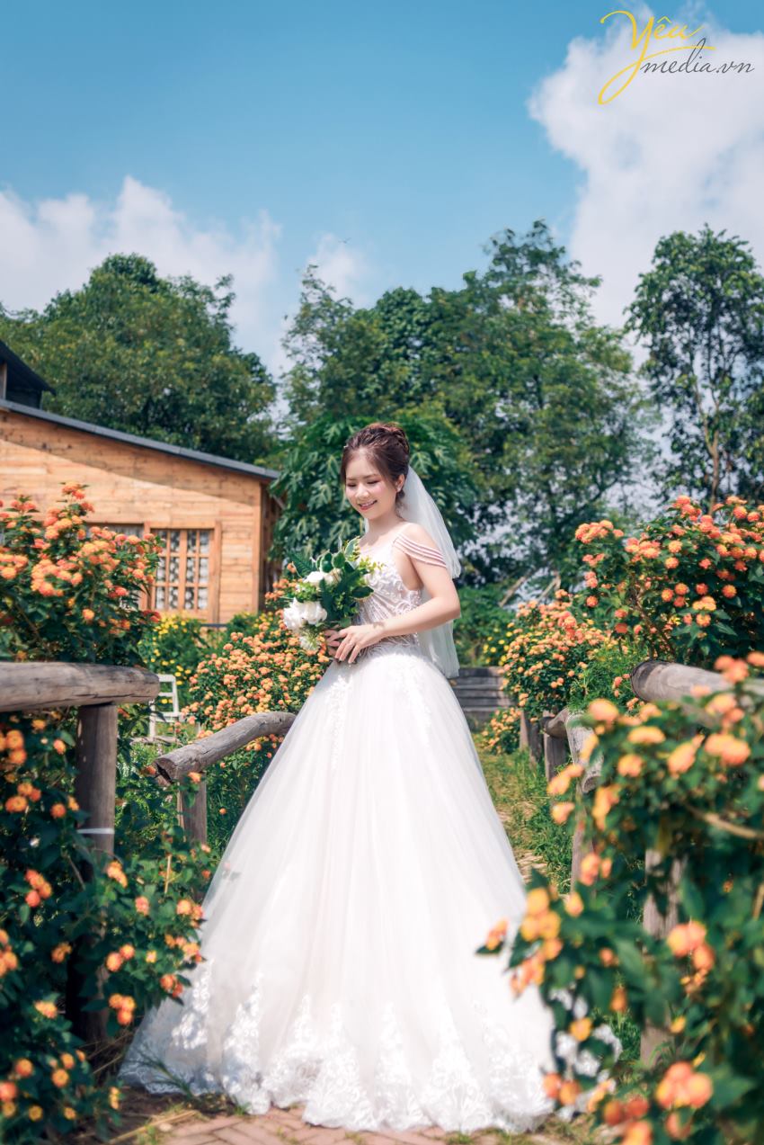 Mùa thu đẹp là thế, có nhiều địa điểm say lòng người đến thế nhưng lại khiến những cặp đôi chụp ảnh cưới băn khoăn mùa thu nên chụp ảnh cưới ở đâu đẹp. Có quá nhiều gợi ý mà Yêu Media muốn giới thiệu cho bạn biết ngay. Nhưng trong giới hạn bài viết hôm nay, chúng tôi sẽ gửi tới bạn bộ ảnh cưới mà cặp đôi khách hàng Tuấn - Sương đã lựa chọn. Ngoài ra để tìm hiểu các địa điểm chụp ảnh cưới khác của Hà Nội cũng như toàn quốc, bạn có thể ấn vào đường link này của chúng tôi để tìm hiểu chi tiết. Nếu có bất kỳ câu hỏi nào, đừng ngần ngại nhấc máy và gọi tới số hotline của Yêu Media nhé!