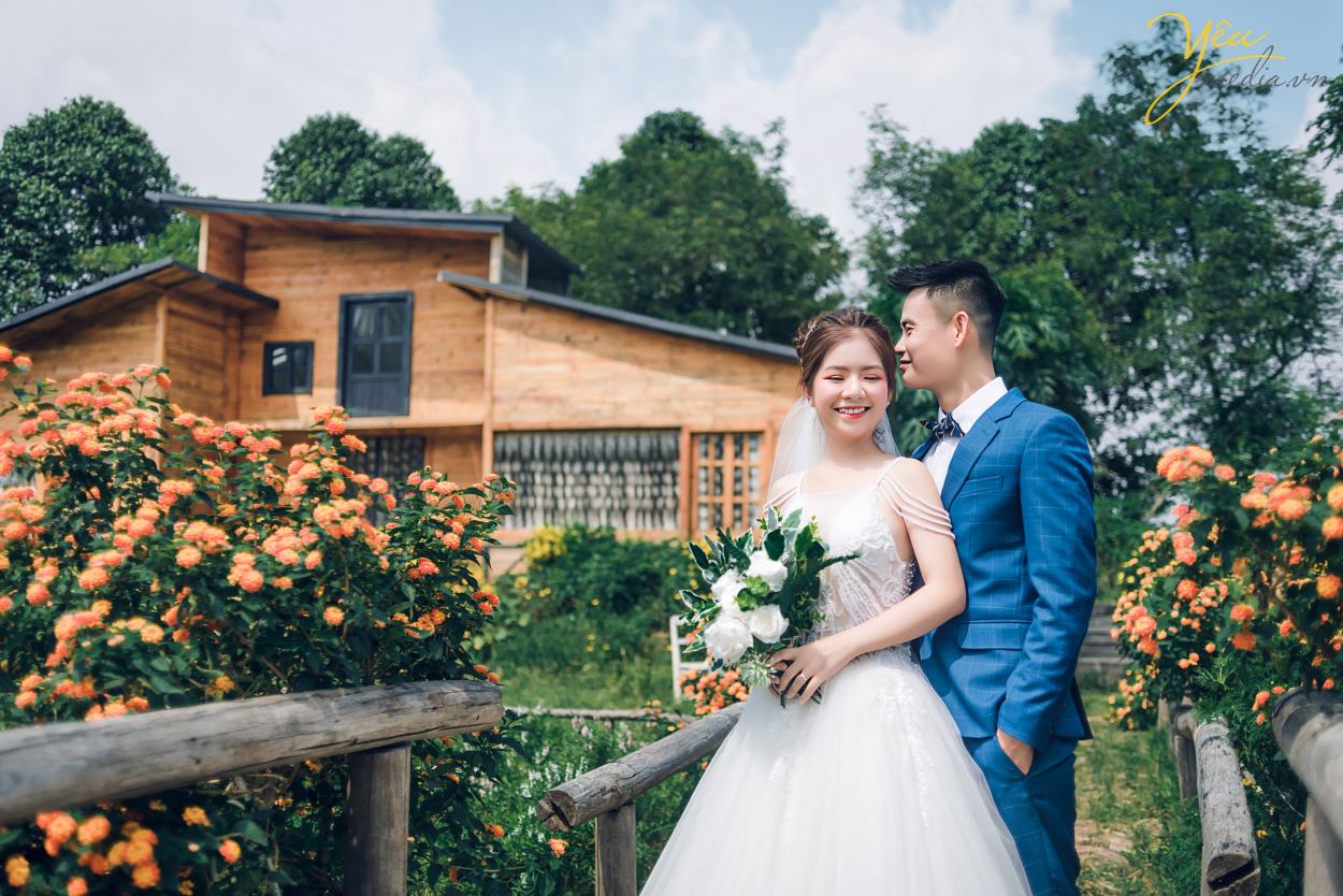 Mùa thu đẹp là thế, có nhiều địa điểm say lòng người đến thế nhưng lại khiến những cặp đôi chụp ảnh cưới băn khoăn mùa thu nên chụp ảnh cưới ở đâu đẹp. Có quá nhiều gợi ý mà Yêu Media muốn giới thiệu cho bạn biết ngay. Nhưng trong giới hạn bài viết hôm nay, chúng tôi sẽ gửi tới bạn bộ ảnh cưới mà cặp đôi khách hàng Tuấn - Sương đã lựa chọn. Ngoài ra để tìm hiểu các địa điểm chụp ảnh cưới khác của Hà Nội cũng như toàn quốc, bạn có thể ấn vào đường link này của chúng tôi để tìm hiểu chi tiết. Nếu có bất kỳ câu hỏi nào, đừng ngần ngại nhấc máy và gọi tới số hotline của Yêu Media nhé!