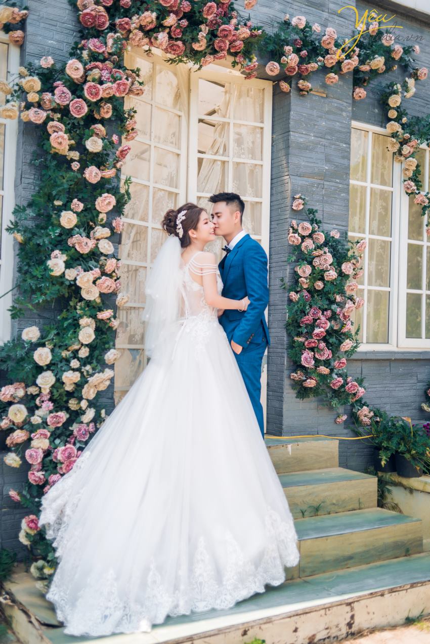 Mùa thu đẹp là thế, có nhiều địa điểm say lòng người đến thế nhưng lại khiến những cặp đôi chụp ảnh cưới băn khoăn mùa thu nên chụp ảnh cưới ở đâu đẹp. Có quá nhiều gợi ý mà Yêu Media muốn giới thiệu cho bạn biết ngay. Nhưng trong giới hạn bài viết hôm nay, chúng tôi sẽ gửi tới bạn bộ ảnh cưới mà cặp đôi khách hàng Tuấn - Sương đã lựa chọn. Ngoài ra để tìm hiểu các địa điểm chụp ảnh cưới khác của Hà Nội cũng như toàn quốc, bạn có thể ấn vào đường link này của chúng tôi để tìm hiểu chi tiết. Nếu có bất kỳ câu hỏi nào, đừng ngần ngại nhấc máy và gọi tới số hotline của Yêu Media nhé!