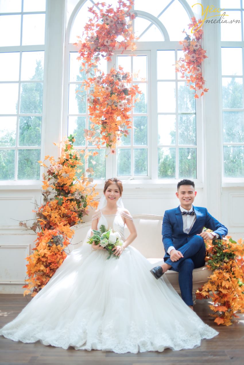 Mùa thu đẹp là thế, có nhiều địa điểm say lòng người đến thế nhưng lại khiến những cặp đôi chụp ảnh cưới băn khoăn mùa thu nên chụp ảnh cưới ở đâu đẹp. Có quá nhiều gợi ý mà Yêu Media muốn giới thiệu cho bạn biết ngay. Nhưng trong giới hạn bài viết hôm nay, chúng tôi sẽ gửi tới bạn bộ ảnh cưới mà cặp đôi khách hàng Tuấn - Sương đã lựa chọn. Ngoài ra để tìm hiểu các địa điểm chụp ảnh cưới khác của Hà Nội cũng như toàn quốc, bạn có thể ấn vào đường link này của chúng tôi để tìm hiểu chi tiết. Nếu có bất kỳ câu hỏi nào, đừng ngần ngại nhấc máy và gọi tới số hotline của Yêu Media nhé!