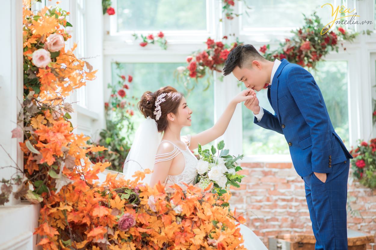 Mùa thu đẹp là thế, có nhiều địa điểm say lòng người đến thế nhưng lại khiến những cặp đôi chụp ảnh cưới băn khoăn mùa thu nên chụp ảnh cưới ở đâu đẹp. Có quá nhiều gợi ý mà Yêu Media muốn giới thiệu cho bạn biết ngay. Nhưng trong giới hạn bài viết hôm nay, chúng tôi sẽ gửi tới bạn bộ ảnh cưới mà cặp đôi khách hàng Tuấn - Sương đã lựa chọn. Ngoài ra để tìm hiểu các địa điểm chụp ảnh cưới khác của Hà Nội cũng như toàn quốc, bạn có thể ấn vào đường link này của chúng tôi để tìm hiểu chi tiết. Nếu có bất kỳ câu hỏi nào, đừng ngần ngại nhấc máy và gọi tới số hotline của Yêu Media nhé!