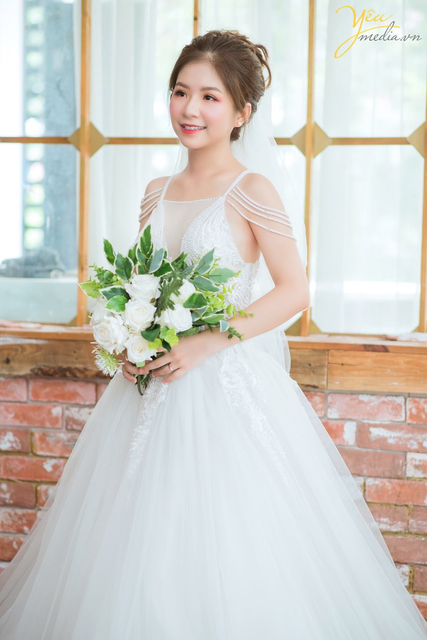 Mùa thu đẹp là thế, có nhiều địa điểm say lòng người đến thế nhưng lại khiến những cặp đôi chụp ảnh cưới băn khoăn mùa thu nên chụp ảnh cưới ở đâu đẹp. Có quá nhiều gợi ý mà Yêu Media muốn giới thiệu cho bạn biết ngay. Nhưng trong giới hạn bài viết hôm nay, chúng tôi sẽ gửi tới bạn bộ ảnh cưới mà cặp đôi khách hàng Tuấn - Sương đã lựa chọn. Ngoài ra để tìm hiểu các địa điểm chụp ảnh cưới khác của Hà Nội cũng như toàn quốc, bạn có thể ấn vào đường link này của chúng tôi để tìm hiểu chi tiết. Nếu có bất kỳ câu hỏi nào, đừng ngần ngại nhấc máy và gọi tới số hotline của Yêu Media nhé!