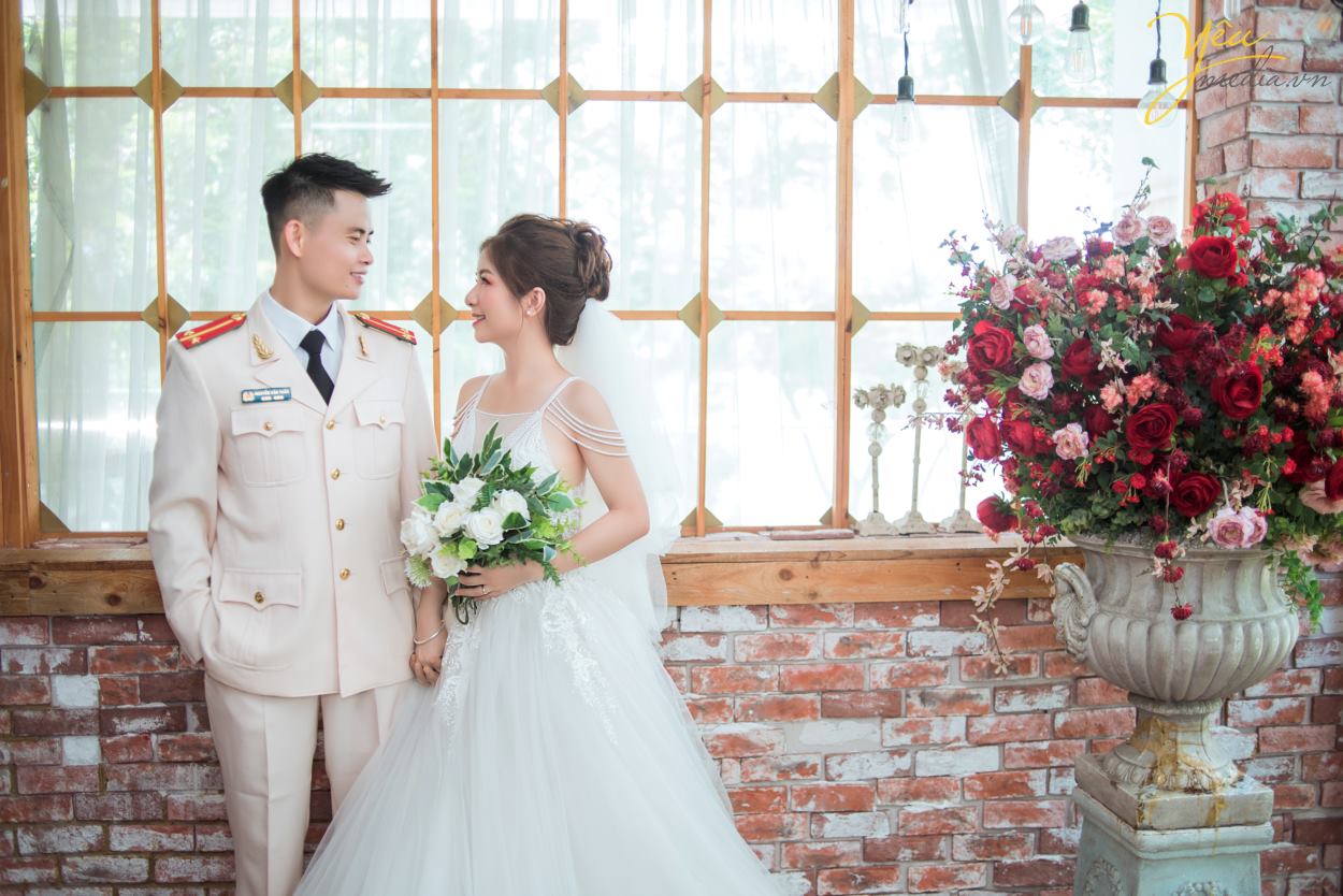 Mùa thu đẹp là thế, có nhiều địa điểm say lòng người đến thế nhưng lại khiến những cặp đôi chụp ảnh cưới băn khoăn mùa thu nên chụp ảnh cưới ở đâu đẹp. Có quá nhiều gợi ý mà Yêu Media muốn giới thiệu cho bạn biết ngay. Nhưng trong giới hạn bài viết hôm nay, chúng tôi sẽ gửi tới bạn bộ ảnh cưới mà cặp đôi khách hàng Tuấn - Sương đã lựa chọn. Ngoài ra để tìm hiểu các địa điểm chụp ảnh cưới khác của Hà Nội cũng như toàn quốc, bạn có thể ấn vào đường link này của chúng tôi để tìm hiểu chi tiết. Nếu có bất kỳ câu hỏi nào, đừng ngần ngại nhấc máy và gọi tới số hotline của Yêu Media nhé!