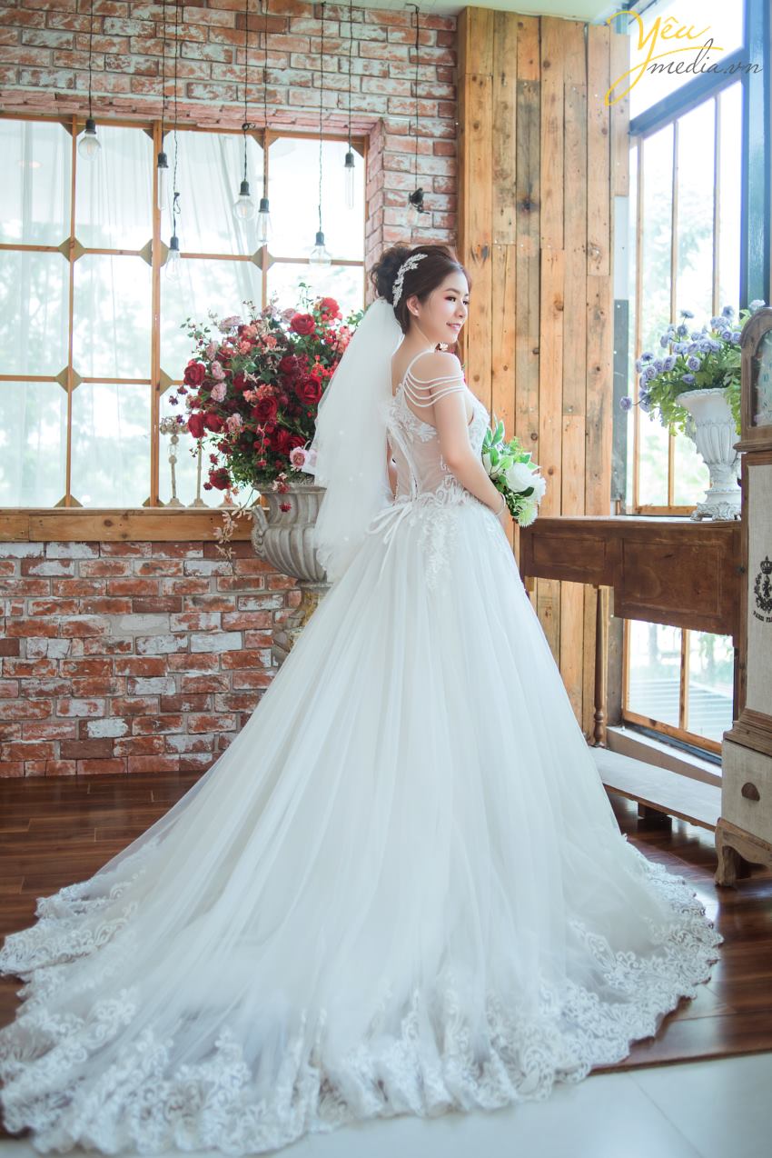 Mùa thu đẹp là thế, có nhiều địa điểm say lòng người đến thế nhưng lại khiến những cặp đôi chụp ảnh cưới băn khoăn mùa thu nên chụp ảnh cưới ở đâu đẹp. Có quá nhiều gợi ý mà Yêu Media muốn giới thiệu cho bạn biết ngay. Nhưng trong giới hạn bài viết hôm nay, chúng tôi sẽ gửi tới bạn bộ ảnh cưới mà cặp đôi khách hàng Tuấn - Sương đã lựa chọn. Ngoài ra để tìm hiểu các địa điểm chụp ảnh cưới khác của Hà Nội cũng như toàn quốc, bạn có thể ấn vào đường link này của chúng tôi để tìm hiểu chi tiết. Nếu có bất kỳ câu hỏi nào, đừng ngần ngại nhấc máy và gọi tới số hotline của Yêu Media nhé!