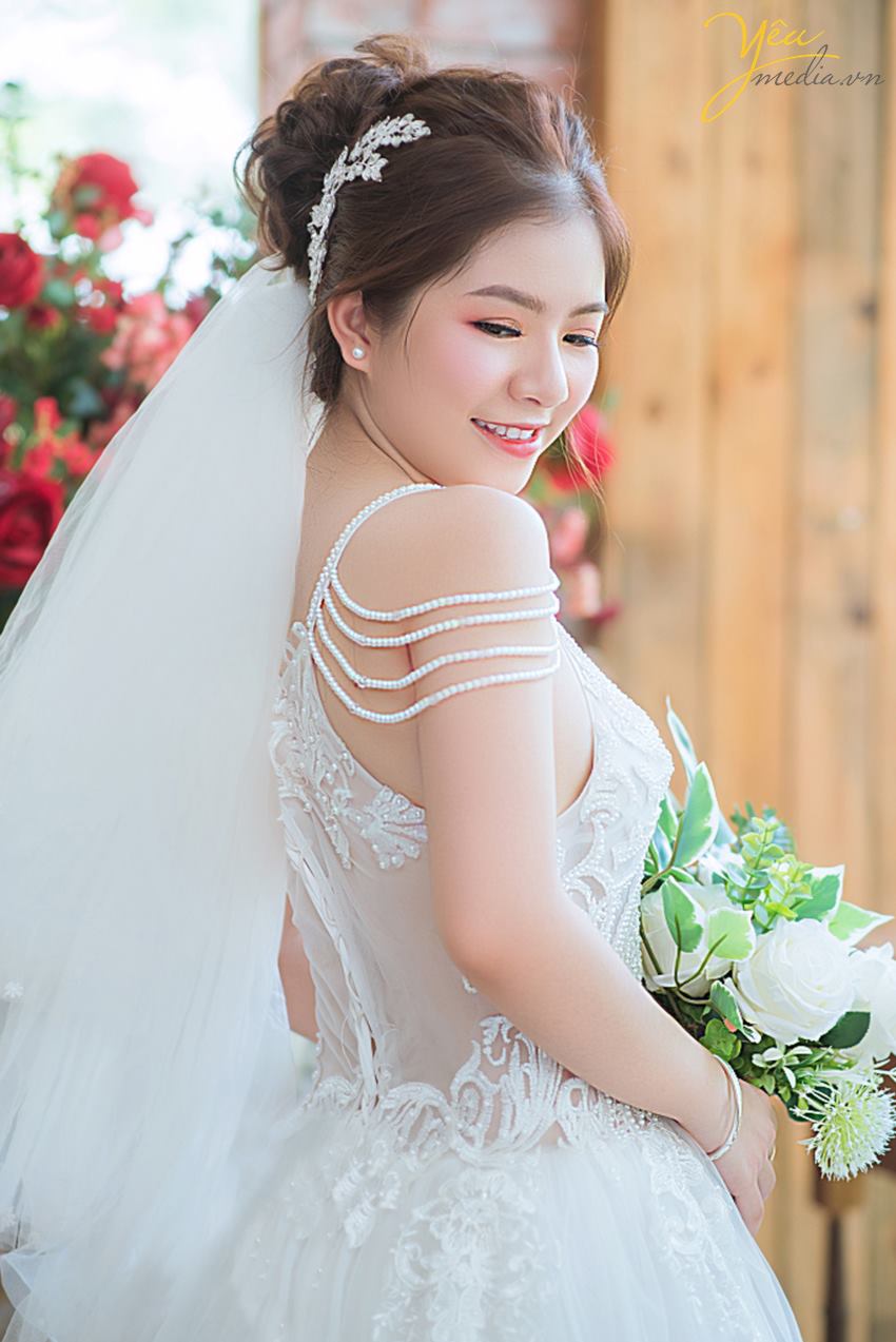 Mùa thu đẹp là thế, có nhiều địa điểm say lòng người đến thế nhưng lại khiến những cặp đôi chụp ảnh cưới băn khoăn mùa thu nên chụp ảnh cưới ở đâu đẹp. Có quá nhiều gợi ý mà Yêu Media muốn giới thiệu cho bạn biết ngay. Nhưng trong giới hạn bài viết hôm nay, chúng tôi sẽ gửi tới bạn bộ ảnh cưới mà cặp đôi khách hàng Tuấn - Sương đã lựa chọn. Ngoài ra để tìm hiểu các địa điểm chụp ảnh cưới khác của Hà Nội cũng như toàn quốc, bạn có thể ấn vào đường link này của chúng tôi để tìm hiểu chi tiết. Nếu có bất kỳ câu hỏi nào, đừng ngần ngại nhấc máy và gọi tới số hotline của Yêu Media nhé!