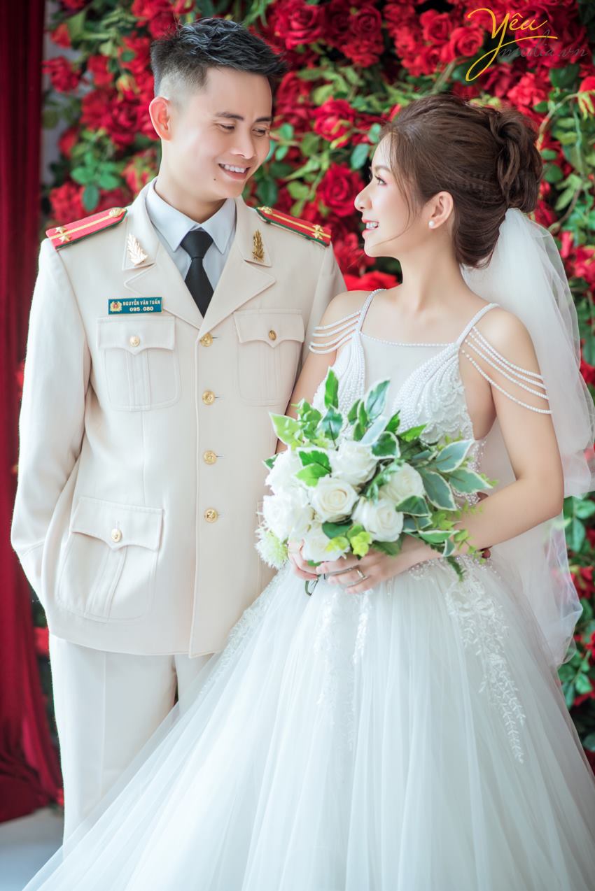 Mùa thu đẹp là thế, có nhiều địa điểm say lòng người đến thế nhưng lại khiến những cặp đôi chụp ảnh cưới băn khoăn mùa thu nên chụp ảnh cưới ở đâu đẹp. Có quá nhiều gợi ý mà Yêu Media muốn giới thiệu cho bạn biết ngay. Nhưng trong giới hạn bài viết hôm nay, chúng tôi sẽ gửi tới bạn bộ ảnh cưới mà cặp đôi khách hàng Tuấn - Sương đã lựa chọn. Ngoài ra để tìm hiểu các địa điểm chụp ảnh cưới khác của Hà Nội cũng như toàn quốc, bạn có thể ấn vào đường link này của chúng tôi để tìm hiểu chi tiết. Nếu có bất kỳ câu hỏi nào, đừng ngần ngại nhấc máy và gọi tới số hotline của Yêu Media nhé!