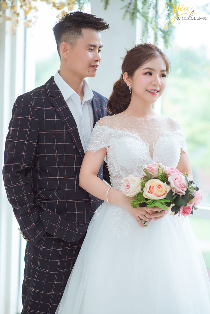 Mùa thu đẹp là thế, có nhiều địa điểm say lòng người đến thế nhưng lại khiến những cặp đôi chụp ảnh cưới băn khoăn mùa thu nên chụp ảnh cưới ở đâu đẹp. Có quá nhiều gợi ý mà Yêu Media muốn giới thiệu cho bạn biết ngay. Nhưng trong giới hạn bài viết hôm nay, chúng tôi sẽ gửi tới bạn bộ ảnh cưới mà cặp đôi khách hàng Tuấn - Sương đã lựa chọn. Ngoài ra để tìm hiểu các địa điểm chụp ảnh cưới khác của Hà Nội cũng như toàn quốc, bạn có thể ấn vào đường link này của chúng tôi để tìm hiểu chi tiết. Nếu có bất kỳ câu hỏi nào, đừng ngần ngại nhấc máy và gọi tới số hotline của Yêu Media nhé!