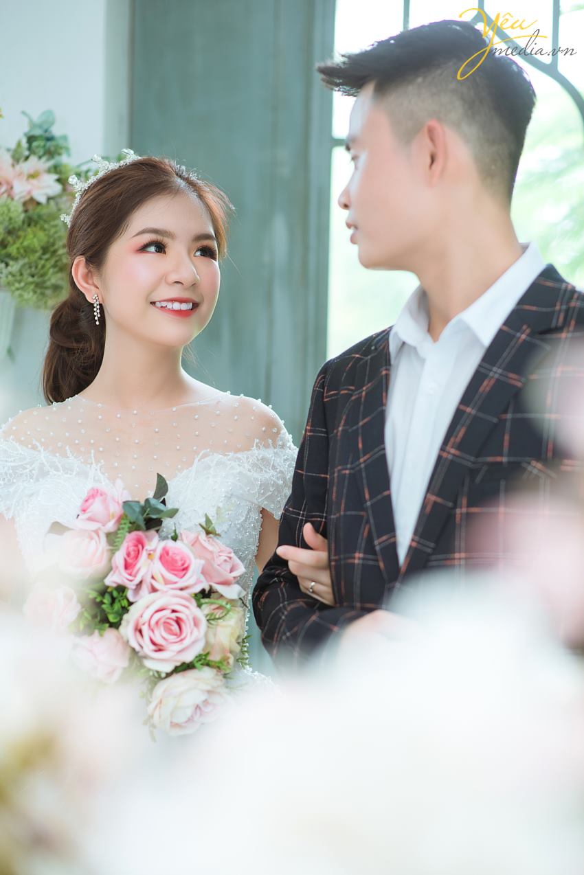 Mùa thu đẹp là thế, có nhiều địa điểm say lòng người đến thế nhưng lại khiến những cặp đôi chụp ảnh cưới băn khoăn mùa thu nên chụp ảnh cưới ở đâu đẹp. Có quá nhiều gợi ý mà Yêu Media muốn giới thiệu cho bạn biết ngay. Nhưng trong giới hạn bài viết hôm nay, chúng tôi sẽ gửi tới bạn bộ ảnh cưới mà cặp đôi khách hàng Tuấn - Sương đã lựa chọn. Ngoài ra để tìm hiểu các địa điểm chụp ảnh cưới khác của Hà Nội cũng như toàn quốc, bạn có thể ấn vào đường link này của chúng tôi để tìm hiểu chi tiết. Nếu có bất kỳ câu hỏi nào, đừng ngần ngại nhấc máy và gọi tới số hotline của Yêu Media nhé!