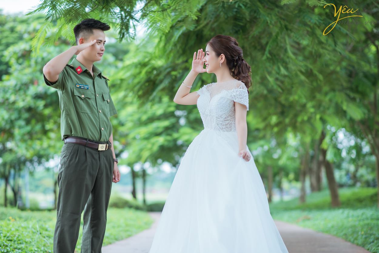 Mùa thu đẹp là thế, có nhiều địa điểm say lòng người đến thế nhưng lại khiến những cặp đôi chụp ảnh cưới băn khoăn mùa thu nên chụp ảnh cưới ở đâu đẹp. Có quá nhiều gợi ý mà Yêu Media muốn giới thiệu cho bạn biết ngay. Nhưng trong giới hạn bài viết hôm nay, chúng tôi sẽ gửi tới bạn bộ ảnh cưới mà cặp đôi khách hàng Tuấn - Sương đã lựa chọn. Ngoài ra để tìm hiểu các địa điểm chụp ảnh cưới khác của Hà Nội cũng như toàn quốc, bạn có thể ấn vào đường link này của chúng tôi để tìm hiểu chi tiết. Nếu có bất kỳ câu hỏi nào, đừng ngần ngại nhấc máy và gọi tới số hotline của Yêu Media nhé!