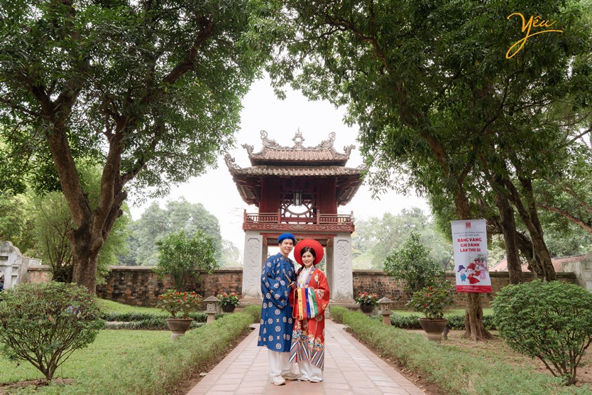 bộ ảnh chụp tại Văn Miếu Quốc Tử Giám của chú rể việt nam và cô dâu (Indonesia ), chụp với trang phục truyền thống Việt Nam