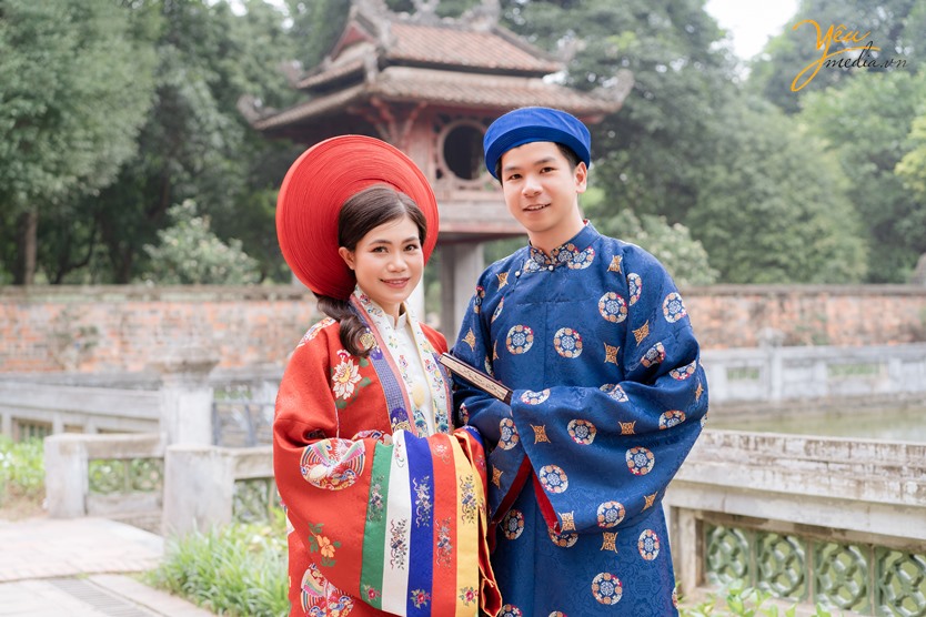 bộ ảnh chụp tại Văn Miếu Quốc Tử Giám của chú rể việt nam và cô dâu (Indonesia ), chụp với trang phục truyền thống Việt Nam