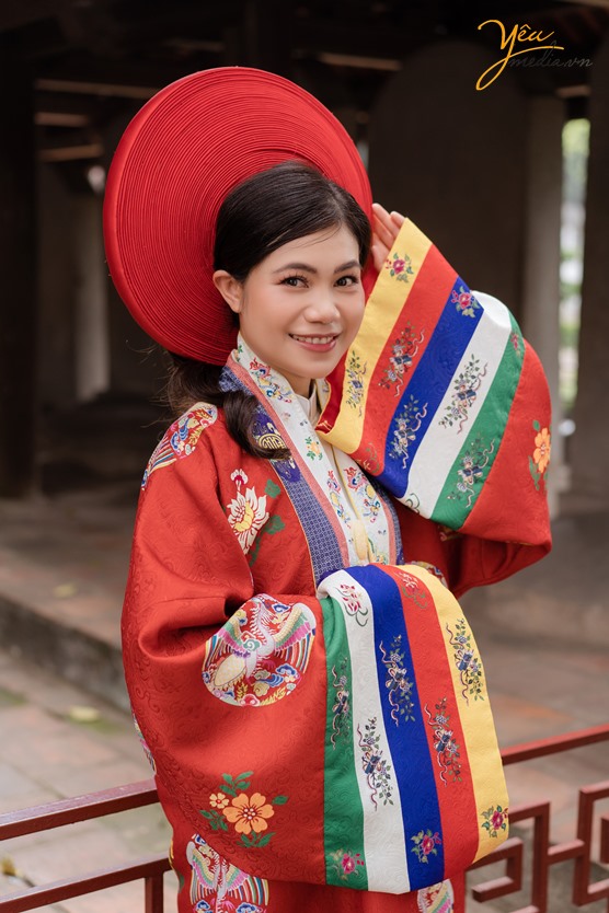 bộ ảnh chụp tại Văn Miếu Quốc Tử Giám của chú rể việt nam và cô dâu (Indonesia ), chụp với trang phục truyền thống Việt Nam