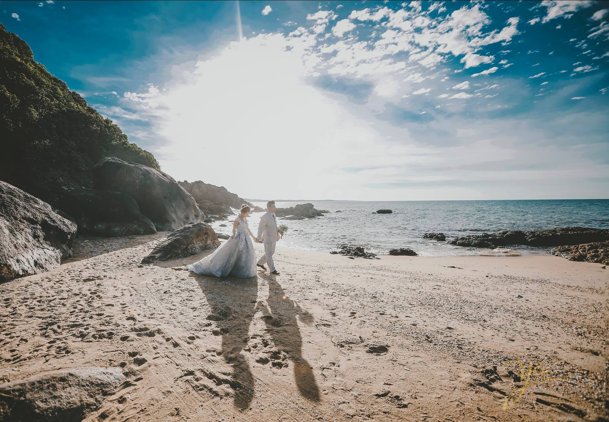 cô dâu chú rể đi dạo trên bãi biển