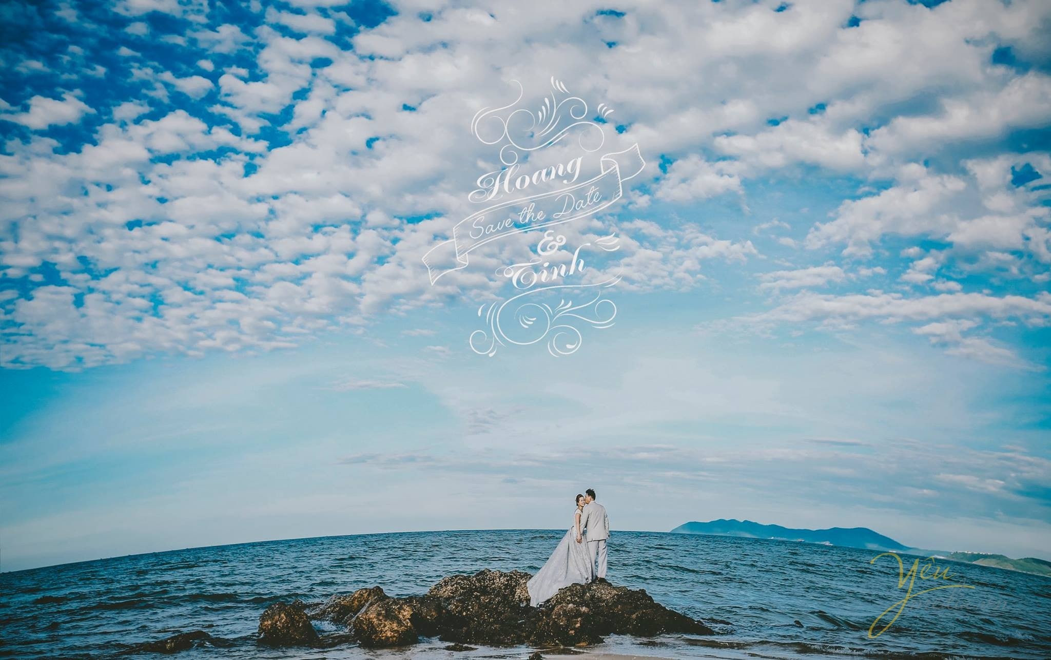 chú rể hôn nhẹ má cô dâu