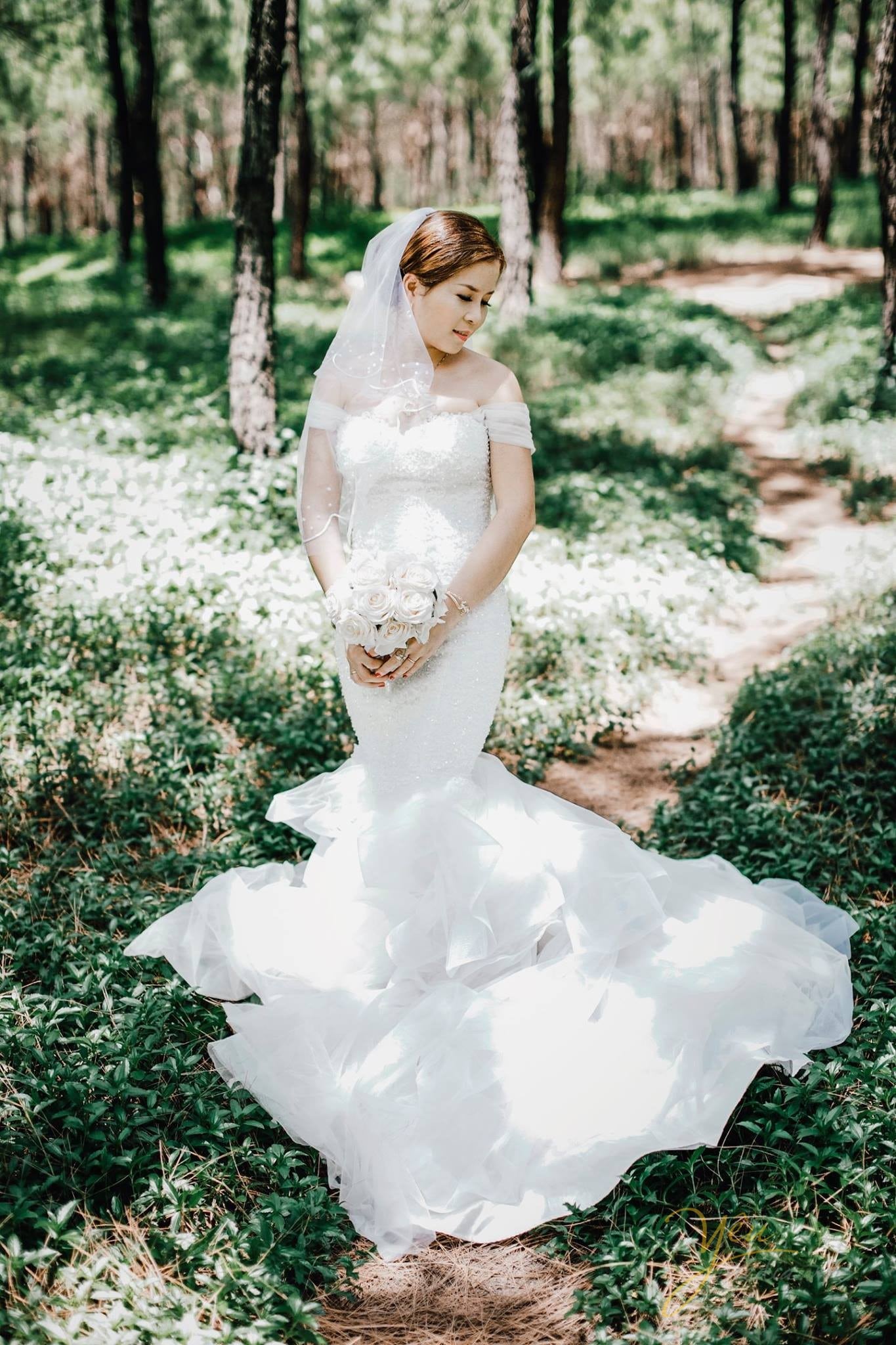 cô dâu mặc váy đuôi cá tạo dáng