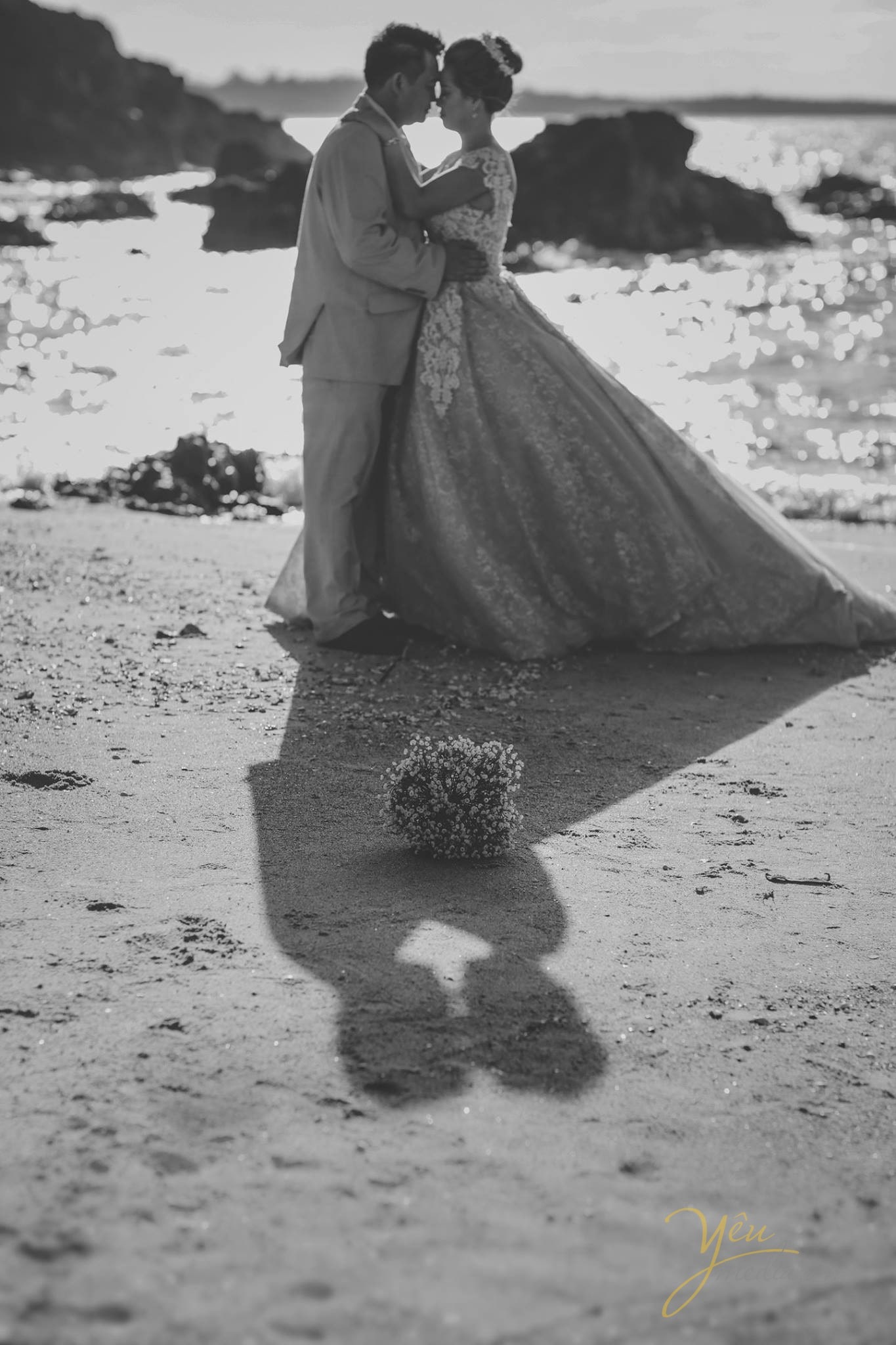 cô dâu chú rể hôn nhau hạnh phúc