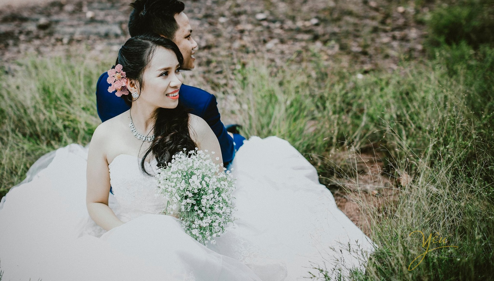 cô dâu chú rể tựa vai nhau