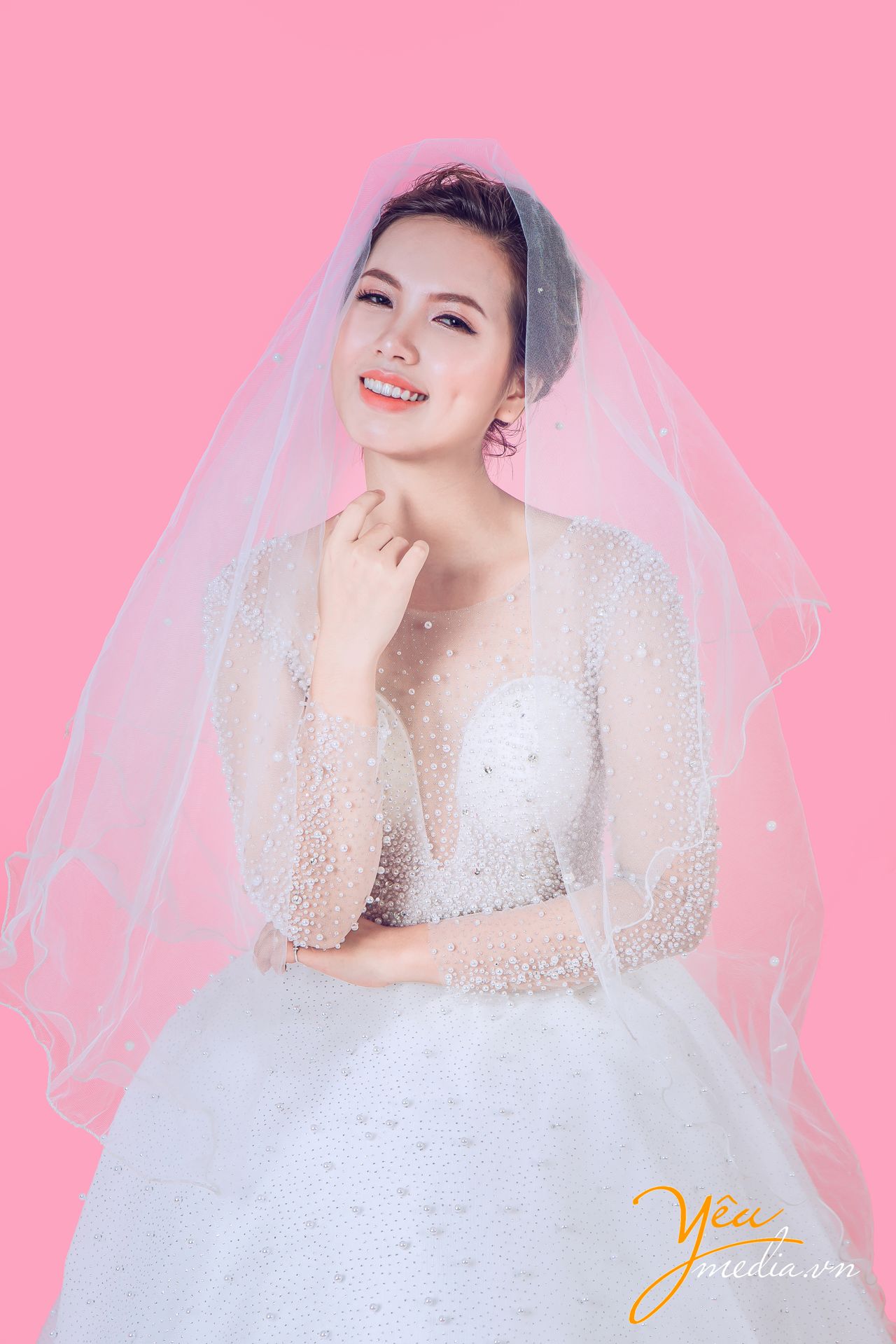 nét mặt rạng ngời, hạnh phúc của cô dâu khi mặc váy cưới