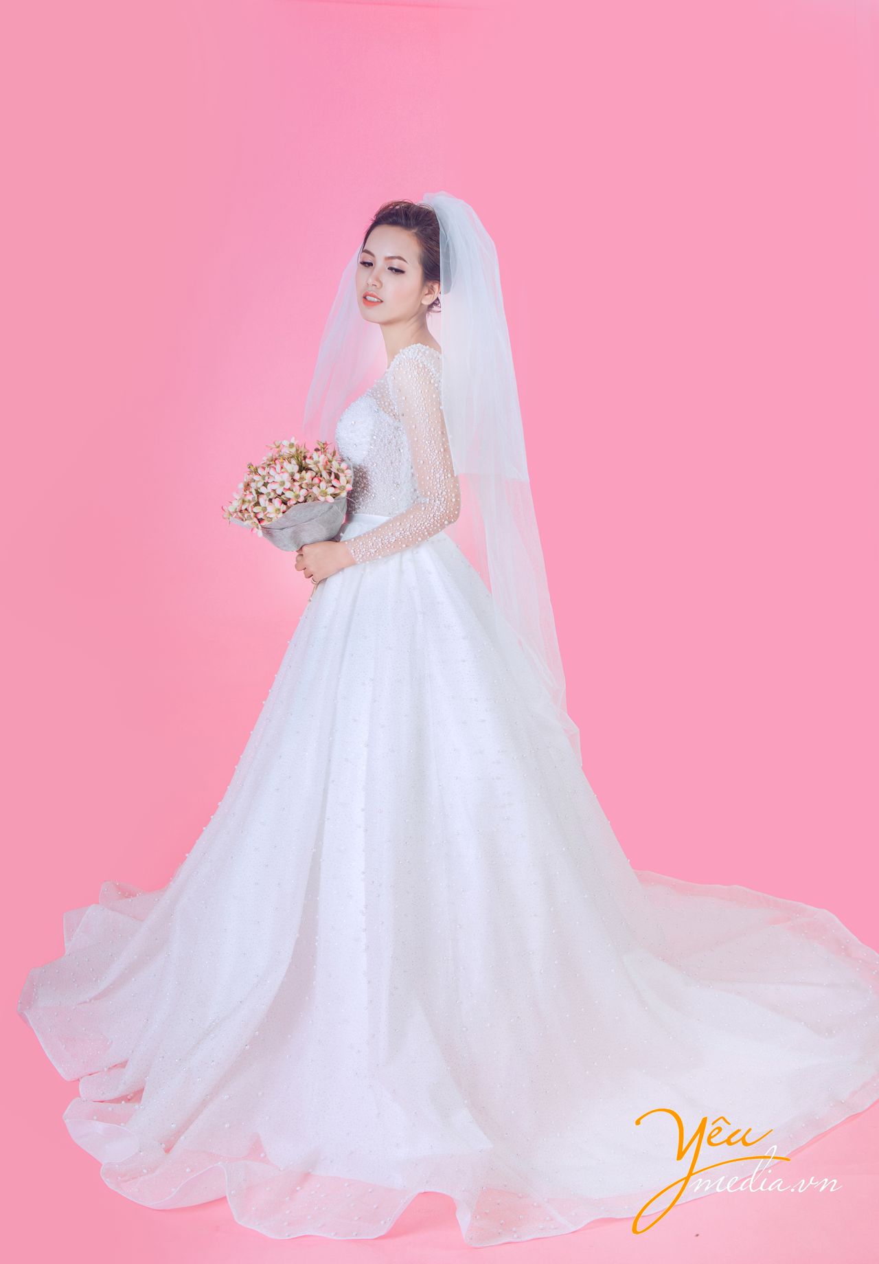 cô dâu như hóa thân thành một nàng công chúa xinh đẹp