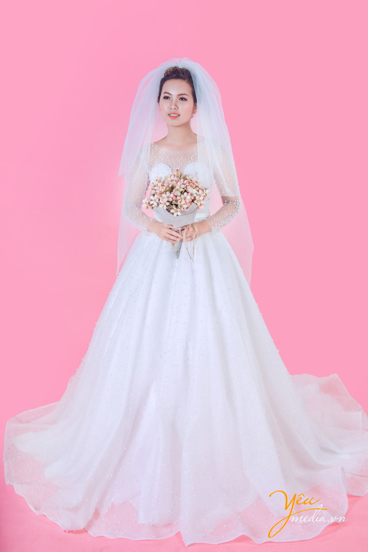 váy cưới trắng xòe nhẹ càng tôn lên vẻ đẹp thanh thoát, nhẹ nhàng cho cô dâu