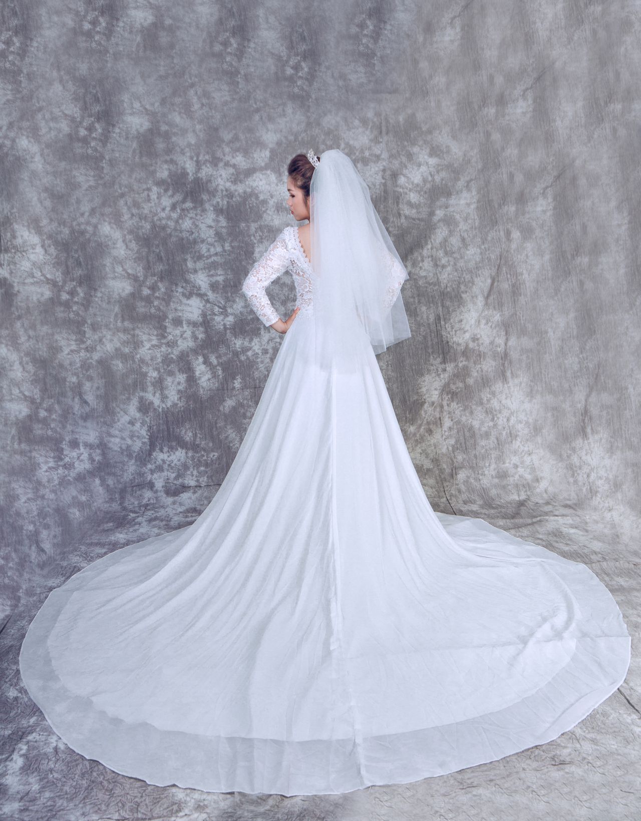 cô dâu trong bộ váy cưới trắng dài nhẹ thướt tha