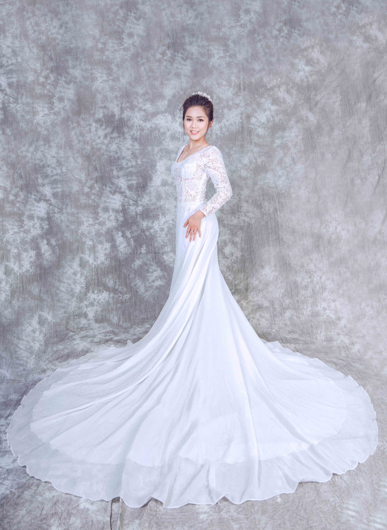 phông loang với gam màu dịu nhẹ, váy cưới trắng thướt tha càng tôn lên vẻ đẹp của cô dâu