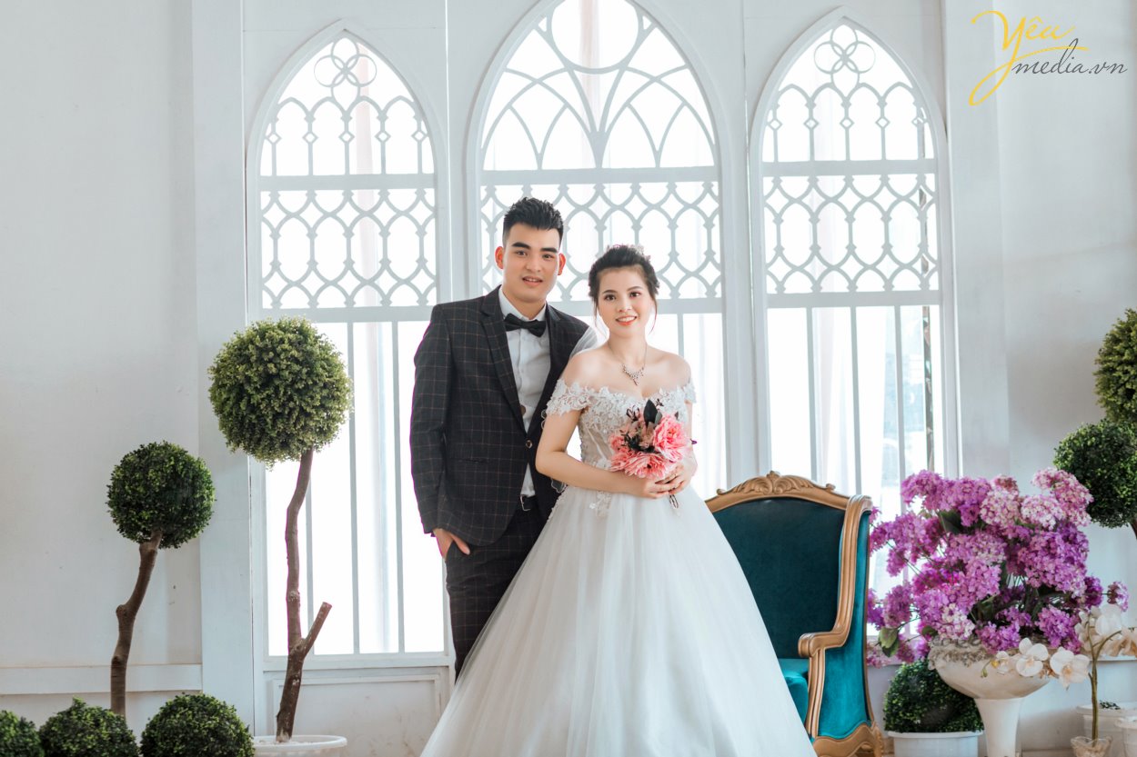 Đối với những cặp đôi quá bận rộn, không quá cầu kỳ về bộ ảnh cưới trong năm 2019 này - Hoặc những cô dâu chú rể sắp cưới quá gấp rồi chỉ cần chụp ảnh phóng lớn treo tường để cổng, muốn chụp ảnh cưới đơn giản ít phải đi lại, không sợ trời mưa nắng thất thường - thì gói chụp ảnh cưới tại phim trường ROSA (03 mặt sàn với tổng diện tích 1200m2 Lê Trọng Tấn, cực gần chỉ cách ngã tư sở 1,5km) là phù hợp nhất bởi 03 lí do sau: 1. Thời gian chụp ảnh siêu nhanh, có thể chụp ảnh vào buổi tối giúp rút ngắn tối đa thời gian cho dâu rể 2. 3 KHÔNG: Hoàn toàn KHÔNG MỆT, KHÔNG MƯA NẮNG, KHÔNG PHẢI DI CHUYỂN NHIỀU; 3. Tiết kiệm tối đa chi phí (vui lòng xem các gói chụp tại đây hoặc gọi hotline để được chuyên viên tư vấn của Yêu media hướng dẫn tận tình nhất)