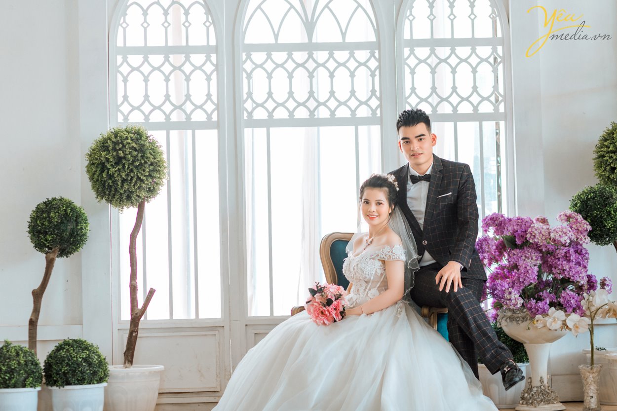 Đối với những cặp đôi quá bận rộn, không quá cầu kỳ về bộ ảnh cưới trong năm 2019 này - Hoặc những cô dâu chú rể sắp cưới quá gấp rồi chỉ cần chụp ảnh phóng lớn treo tường để cổng, muốn chụp ảnh cưới đơn giản ít phải đi lại, không sợ trời mưa nắng thất thường - thì gói chụp ảnh cưới tại phim trường ROSA (03 mặt sàn với tổng diện tích 1200m2 Lê Trọng Tấn, cực gần chỉ cách ngã tư sở 1,5km) là phù hợp nhất bởi 03 lí do sau: 1. Thời gian chụp ảnh siêu nhanh, có thể chụp ảnh vào buổi tối giúp rút ngắn tối đa thời gian cho dâu rể 2. 3 KHÔNG: Hoàn toàn KHÔNG MỆT, KHÔNG MƯA NẮNG, KHÔNG PHẢI DI CHUYỂN NHIỀU; 3. Tiết kiệm tối đa chi phí (vui lòng xem các gói chụp tại đây hoặc gọi hotline để được chuyên viên tư vấn của Yêu media hướng dẫn tận tình nhất)