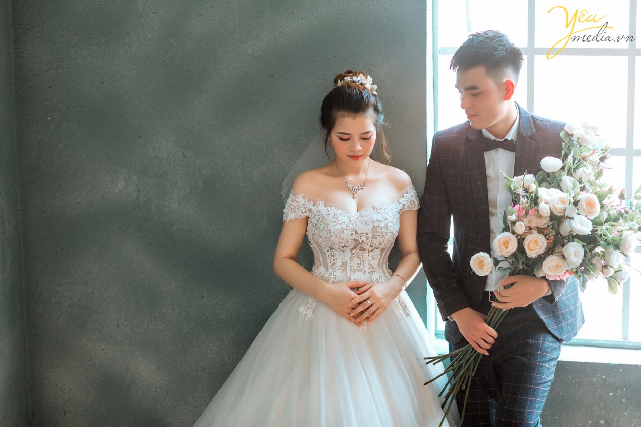 Đối với những cặp đôi quá bận rộn, không quá cầu kỳ về bộ ảnh cưới trong năm 2019 này - Hoặc những cô dâu chú rể sắp cưới quá gấp rồi chỉ cần chụp ảnh phóng lớn treo tường để cổng, muốn chụp ảnh cưới đơn giản ít phải đi lại, không sợ trời mưa nắng thất thường - thì gói chụp ảnh cưới tại phim trường ROSA (03 mặt sàn với tổng diện tích 1200m2 Lê Trọng Tấn, cực gần chỉ cách ngã tư sở 1,5km) là phù hợp nhất bởi 03 lí do sau: 1. Thời gian chụp ảnh siêu nhanh, có thể chụp ảnh vào buổi tối giúp rút ngắn tối đa thời gian cho dâu rể 2. 3 KHÔNG: Hoàn toàn KHÔNG MỆT, KHÔNG MƯA NẮNG, KHÔNG PHẢI DI CHUYỂN NHIỀU; 3. Tiết kiệm tối đa chi phí (vui lòng xem các gói chụp tại đây hoặc gọi hotline để được chuyên viên tư vấn của Yêu media hướng dẫn tận tình nhất)