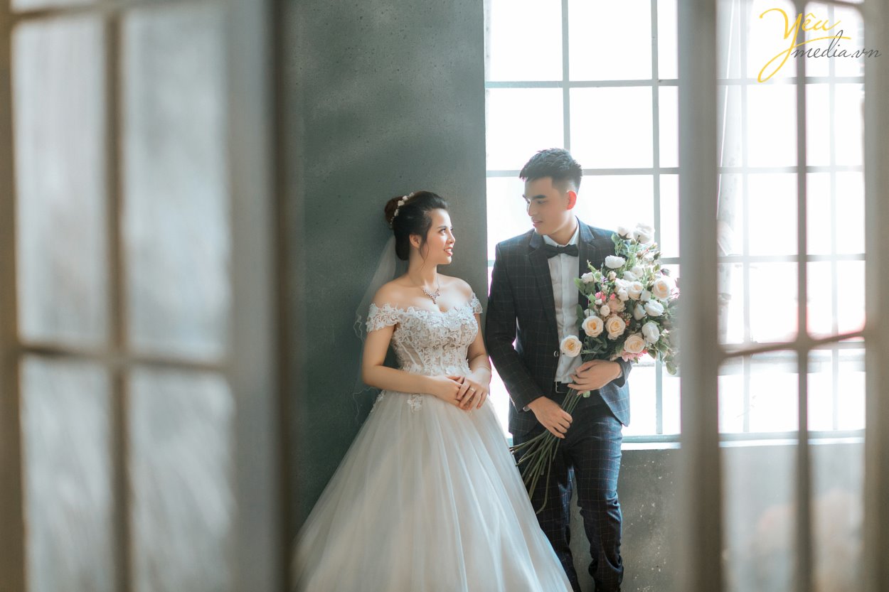 Đối với những cặp đôi quá bận rộn, không quá cầu kỳ về bộ ảnh cưới trong năm 2019 này - Hoặc những cô dâu chú rể sắp cưới quá gấp rồi chỉ cần chụp ảnh phóng lớn treo tường để cổng, muốn chụp ảnh cưới đơn giản ít phải đi lại, không sợ trời mưa nắng thất thường - thì gói chụp ảnh cưới tại phim trường ROSA (03 mặt sàn với tổng diện tích 1200m2 Lê Trọng Tấn, cực gần chỉ cách ngã tư sở 1,5km) là phù hợp nhất bởi 03 lí do sau: 1. Thời gian chụp ảnh siêu nhanh, có thể chụp ảnh vào buổi tối giúp rút ngắn tối đa thời gian cho dâu rể 2. 3 KHÔNG: Hoàn toàn KHÔNG MỆT, KHÔNG MƯA NẮNG, KHÔNG PHẢI DI CHUYỂN NHIỀU; 3. Tiết kiệm tối đa chi phí (vui lòng xem các gói chụp tại đây hoặc gọi hotline để được chuyên viên tư vấn của Yêu media hướng dẫn tận tình nhất)
