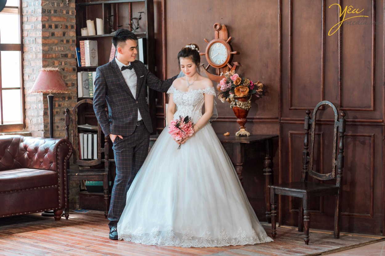 Đối với những cặp đôi quá bận rộn, không quá cầu kỳ về bộ ảnh cưới trong năm 2019 này - Hoặc những cô dâu chú rể sắp cưới quá gấp rồi chỉ cần chụp ảnh phóng lớn treo tường để cổng, muốn chụp ảnh cưới đơn giản ít phải đi lại, không sợ trời mưa nắng thất thường - thì gói chụp ảnh cưới tại phim trường ROSA (03 mặt sàn với tổng diện tích 1200m2 Lê Trọng Tấn, cực gần chỉ cách ngã tư sở 1,5km) là phù hợp nhất bởi 03 lí do sau: 1. Thời gian chụp ảnh siêu nhanh, có thể chụp ảnh vào buổi tối giúp rút ngắn tối đa thời gian cho dâu rể 2. 3 KHÔNG: Hoàn toàn KHÔNG MỆT, KHÔNG MƯA NẮNG, KHÔNG PHẢI DI CHUYỂN NHIỀU; 3. Tiết kiệm tối đa chi phí (vui lòng xem các gói chụp tại đây hoặc gọi hotline để được chuyên viên tư vấn của Yêu media hướng dẫn tận tình nhất)