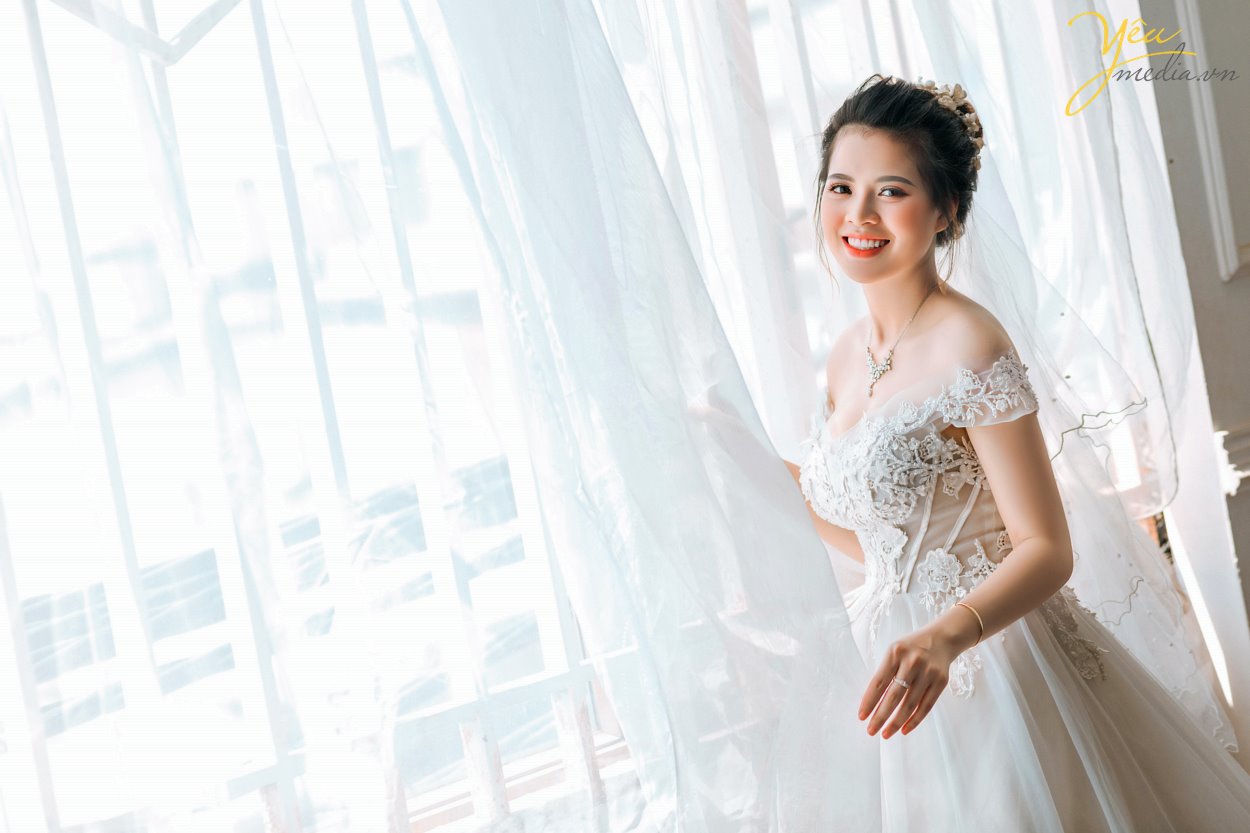 Đối với những cặp đôi quá bận rộn, không quá cầu kỳ về bộ ảnh cưới trong năm 2019 này - Hoặc những cô dâu chú rể sắp cưới quá gấp rồi chỉ cần chụp ảnh phóng lớn treo tường để cổng, muốn chụp ảnh cưới đơn giản ít phải đi lại, không sợ trời mưa nắng thất thường - thì gói chụp ảnh cưới tại phim trường ROSA (03 mặt sàn với tổng diện tích 1200m2 Lê Trọng Tấn, cực gần chỉ cách ngã tư sở 1,5km) là phù hợp nhất bởi 03 lí do sau: 1. Thời gian chụp ảnh siêu nhanh, có thể chụp ảnh vào buổi tối giúp rút ngắn tối đa thời gian cho dâu rể 2. 3 KHÔNG: Hoàn toàn KHÔNG MỆT, KHÔNG MƯA NẮNG, KHÔNG PHẢI DI CHUYỂN NHIỀU; 3. Tiết kiệm tối đa chi phí (vui lòng xem các gói chụp tại đây hoặc gọi hotline để được chuyên viên tư vấn của Yêu media hướng dẫn tận tình nhất)
