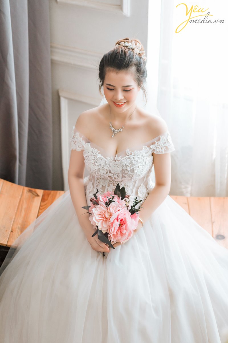 Đối với những cặp đôi quá bận rộn, không quá cầu kỳ về bộ ảnh cưới trong năm 2019 này - Hoặc những cô dâu chú rể sắp cưới quá gấp rồi chỉ cần chụp ảnh phóng lớn treo tường để cổng, muốn chụp ảnh cưới đơn giản ít phải đi lại, không sợ trời mưa nắng thất thường - thì gói chụp ảnh cưới tại phim trường ROSA (03 mặt sàn với tổng diện tích 1200m2 Lê Trọng Tấn, cực gần chỉ cách ngã tư sở 1,5km) là phù hợp nhất bởi 03 lí do sau: 1. Thời gian chụp ảnh siêu nhanh, có thể chụp ảnh vào buổi tối giúp rút ngắn tối đa thời gian cho dâu rể 2. 3 KHÔNG: Hoàn toàn KHÔNG MỆT, KHÔNG MƯA NẮNG, KHÔNG PHẢI DI CHUYỂN NHIỀU; 3. Tiết kiệm tối đa chi phí (vui lòng xem các gói chụp tại đây hoặc gọi hotline để được chuyên viên tư vấn của Yêu media hướng dẫn tận tình nhất)