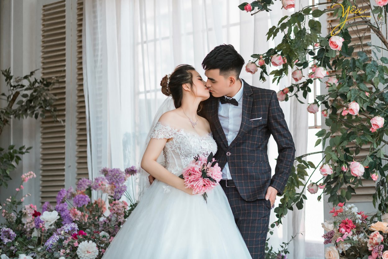 Đối với những cặp đôi quá bận rộn, không quá cầu kỳ về bộ ảnh cưới trong năm 2019 này - Hoặc những cô dâu chú rể sắp cưới quá gấp rồi chỉ cần chụp ảnh phóng lớn treo tường để cổng, muốn chụp ảnh cưới đơn giản ít phải đi lại, không sợ trời mưa nắng thất thường - thì gói chụp ảnh cưới tại phim trường ROSA (03 mặt sàn với tổng diện tích 1200m2 Lê Trọng Tấn, cực gần chỉ cách ngã tư sở 1,5km) là phù hợp nhất bởi 03 lí do sau: 1. Thời gian chụp ảnh siêu nhanh, có thể chụp ảnh vào buổi tối giúp rút ngắn tối đa thời gian cho dâu rể 2. 3 KHÔNG: Hoàn toàn KHÔNG MỆT, KHÔNG MƯA NẮNG, KHÔNG PHẢI DI CHUYỂN NHIỀU; 3. Tiết kiệm tối đa chi phí (vui lòng xem các gói chụp tại đây hoặc gọi hotline để được chuyên viên tư vấn của Yêu media hướng dẫn tận tình nhất)