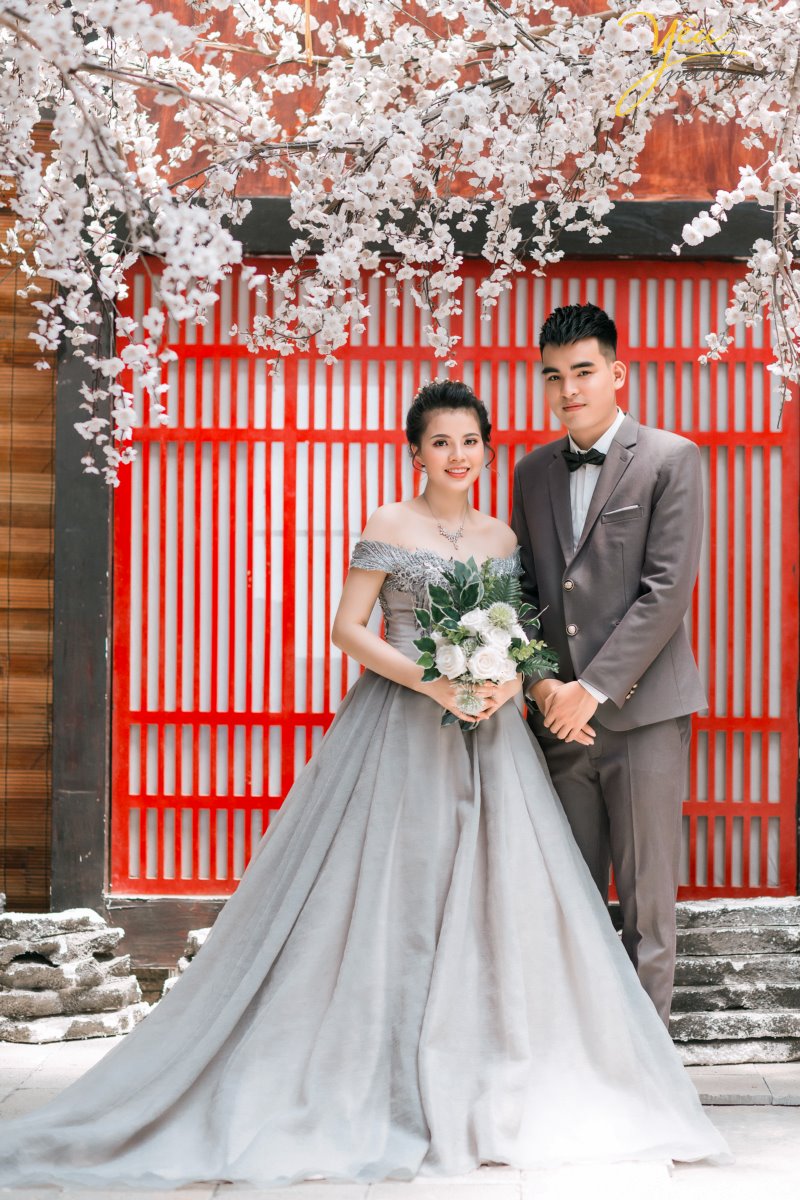 Đối với những cặp đôi quá bận rộn, không quá cầu kỳ về bộ ảnh cưới trong năm 2019 này - Hoặc những cô dâu chú rể sắp cưới quá gấp rồi chỉ cần chụp ảnh phóng lớn treo tường để cổng, muốn chụp ảnh cưới đơn giản ít phải đi lại, không sợ trời mưa nắng thất thường - thì gói chụp ảnh cưới tại phim trường ROSA (03 mặt sàn với tổng diện tích 1200m2 Lê Trọng Tấn, cực gần chỉ cách ngã tư sở 1,5km) là phù hợp nhất bởi 03 lí do sau: 1. Thời gian chụp ảnh siêu nhanh, có thể chụp ảnh vào buổi tối giúp rút ngắn tối đa thời gian cho dâu rể 2. 3 KHÔNG: Hoàn toàn KHÔNG MỆT, KHÔNG MƯA NẮNG, KHÔNG PHẢI DI CHUYỂN NHIỀU; 3. Tiết kiệm tối đa chi phí (vui lòng xem các gói chụp tại đây hoặc gọi hotline để được chuyên viên tư vấn của Yêu media hướng dẫn tận tình nhất)