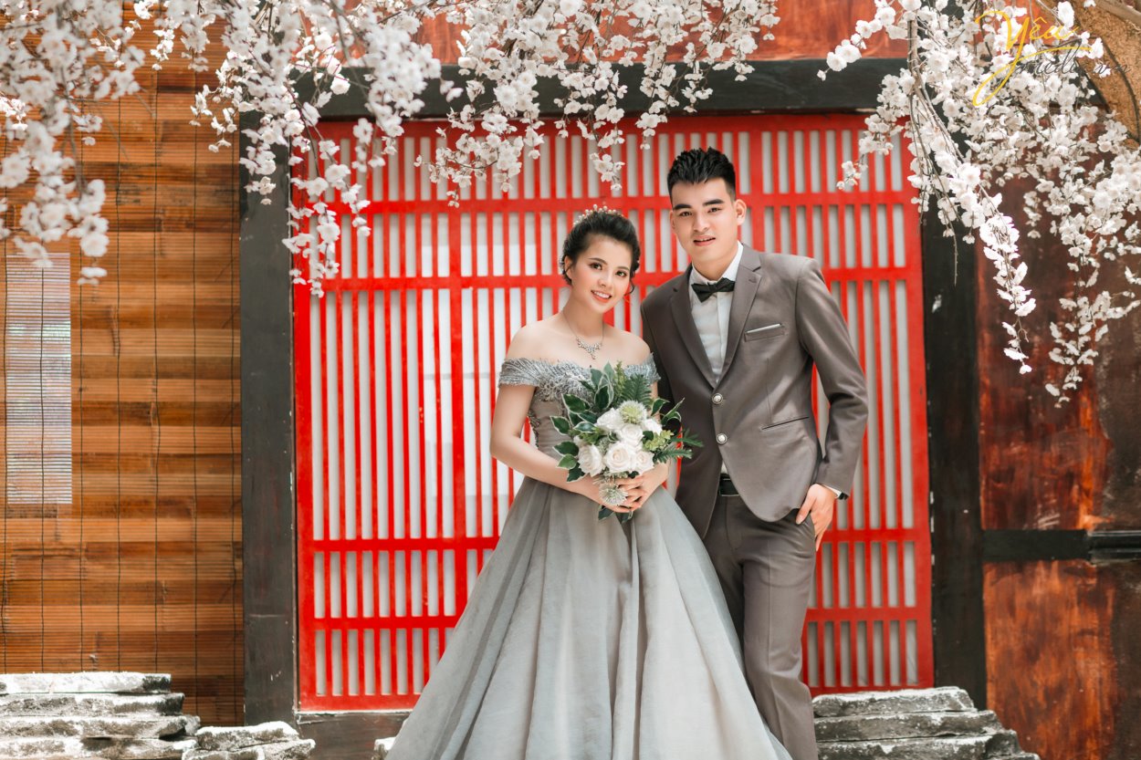 Đối với những cặp đôi quá bận rộn, không quá cầu kỳ về bộ ảnh cưới trong năm 2019 này - Hoặc những cô dâu chú rể sắp cưới quá gấp rồi chỉ cần chụp ảnh phóng lớn treo tường để cổng, muốn chụp ảnh cưới đơn giản ít phải đi lại, không sợ trời mưa nắng thất thường - thì gói chụp ảnh cưới tại phim trường ROSA (03 mặt sàn với tổng diện tích 1200m2 Lê Trọng Tấn, cực gần chỉ cách ngã tư sở 1,5km) là phù hợp nhất bởi 03 lí do sau: 1. Thời gian chụp ảnh siêu nhanh, có thể chụp ảnh vào buổi tối giúp rút ngắn tối đa thời gian cho dâu rể 2. 3 KHÔNG: Hoàn toàn KHÔNG MỆT, KHÔNG MƯA NẮNG, KHÔNG PHẢI DI CHUYỂN NHIỀU; 3. Tiết kiệm tối đa chi phí (vui lòng xem các gói chụp tại đây hoặc gọi hotline để được chuyên viên tư vấn của Yêu media hướng dẫn tận tình nhất)
